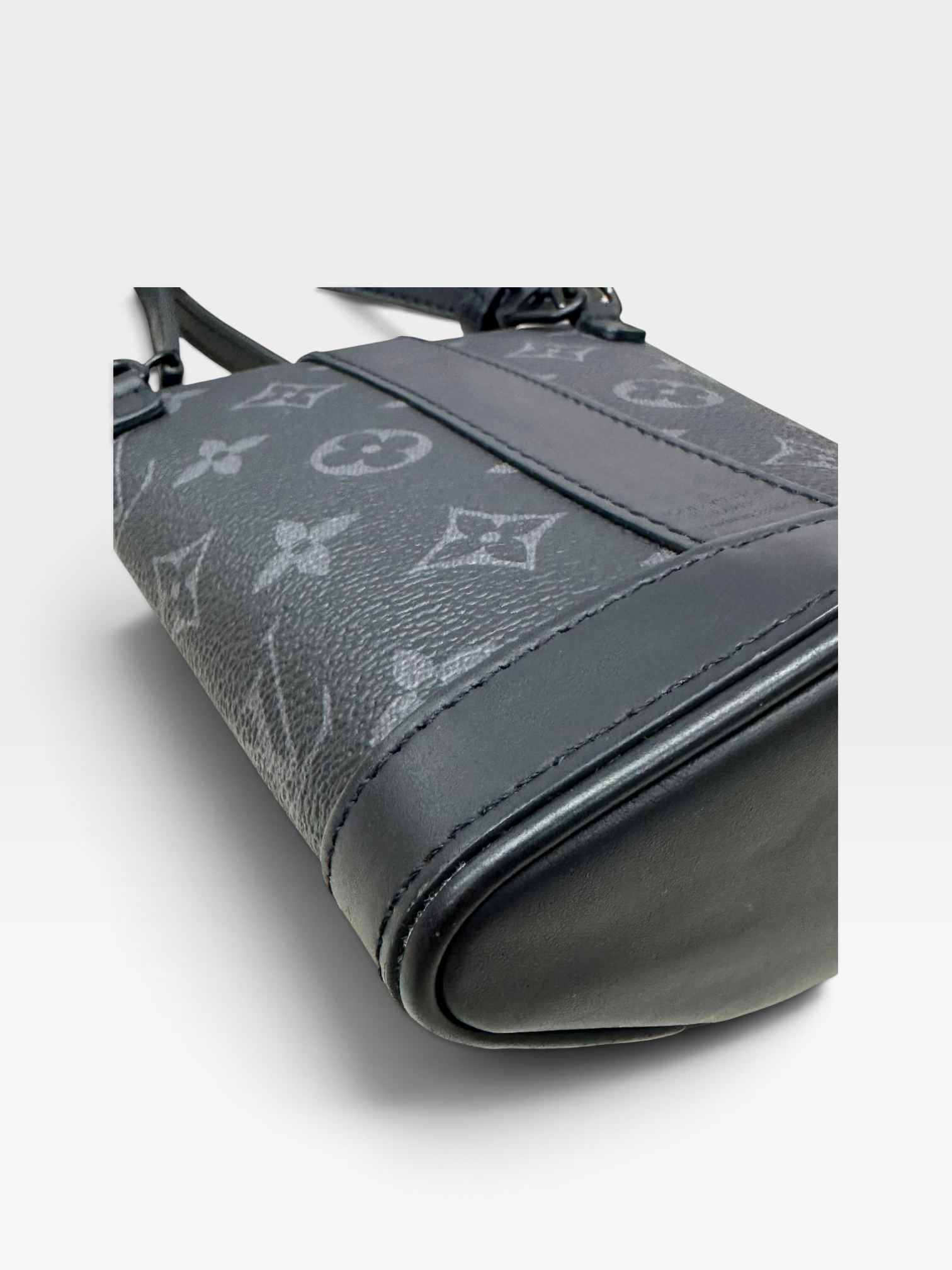 Pre-Owned LV Envelope Pouch Monogram Eclipse Canvas shoulder bag / Product Code: 092407