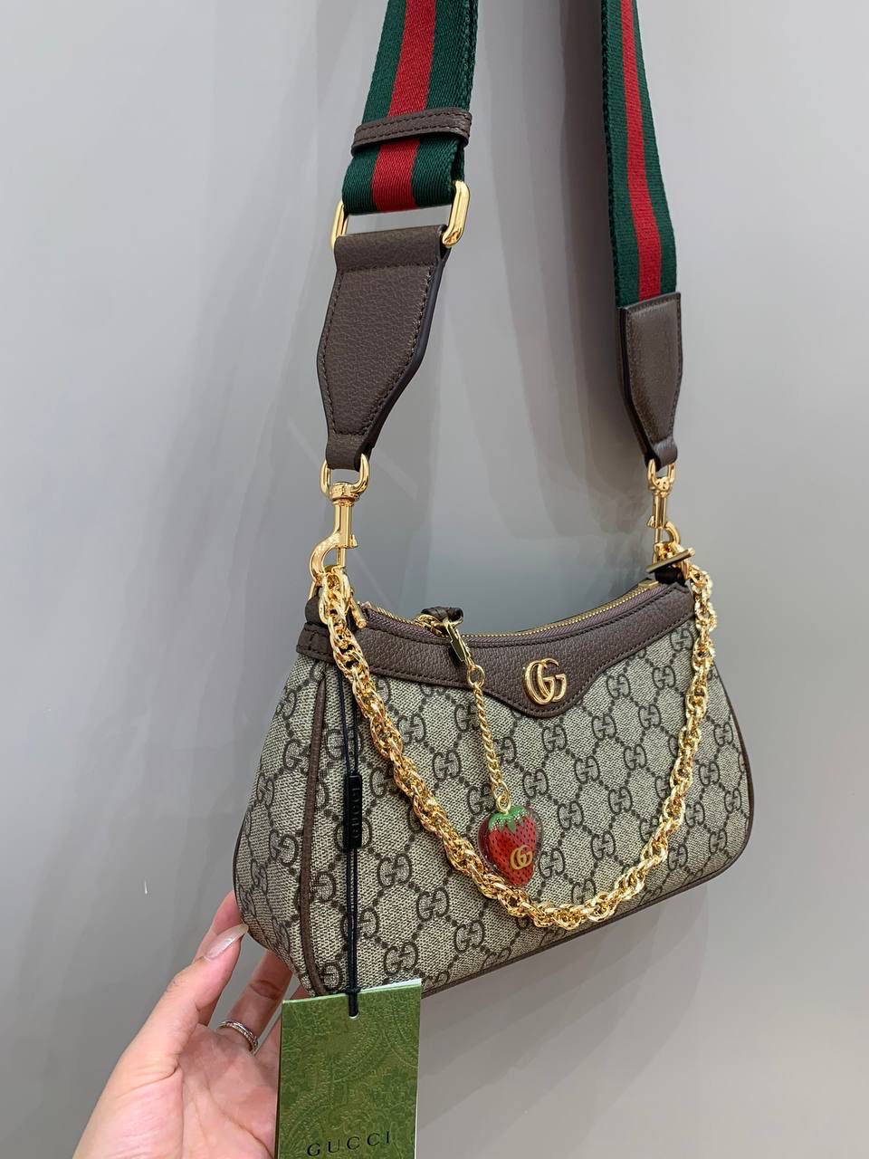 新背景实拍正品级 。新晋断货王🔥 🍓草莓包估计都抢疯了吧，确实是很耐看，即使这么久了，现在来看依旧是好看的，还是很想入手的经典款，没想到一向保守的Ophidia系列，现在居然会加上草莓这种元素，居然也不会别扭，反而增加了一些可爱感！ 型号 735132 尺寸25/15/6cm