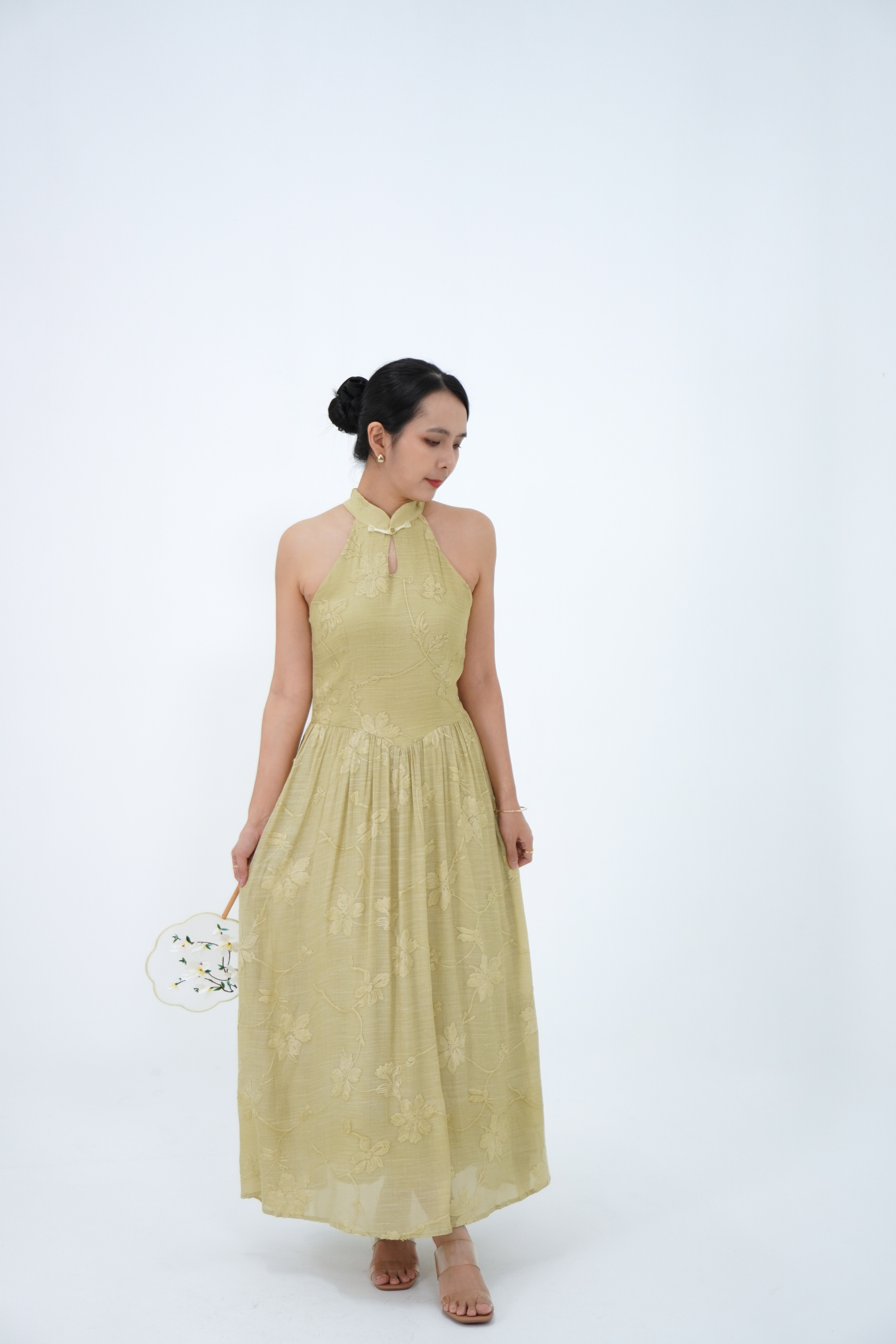 黄绿色新中式挂脖长裙