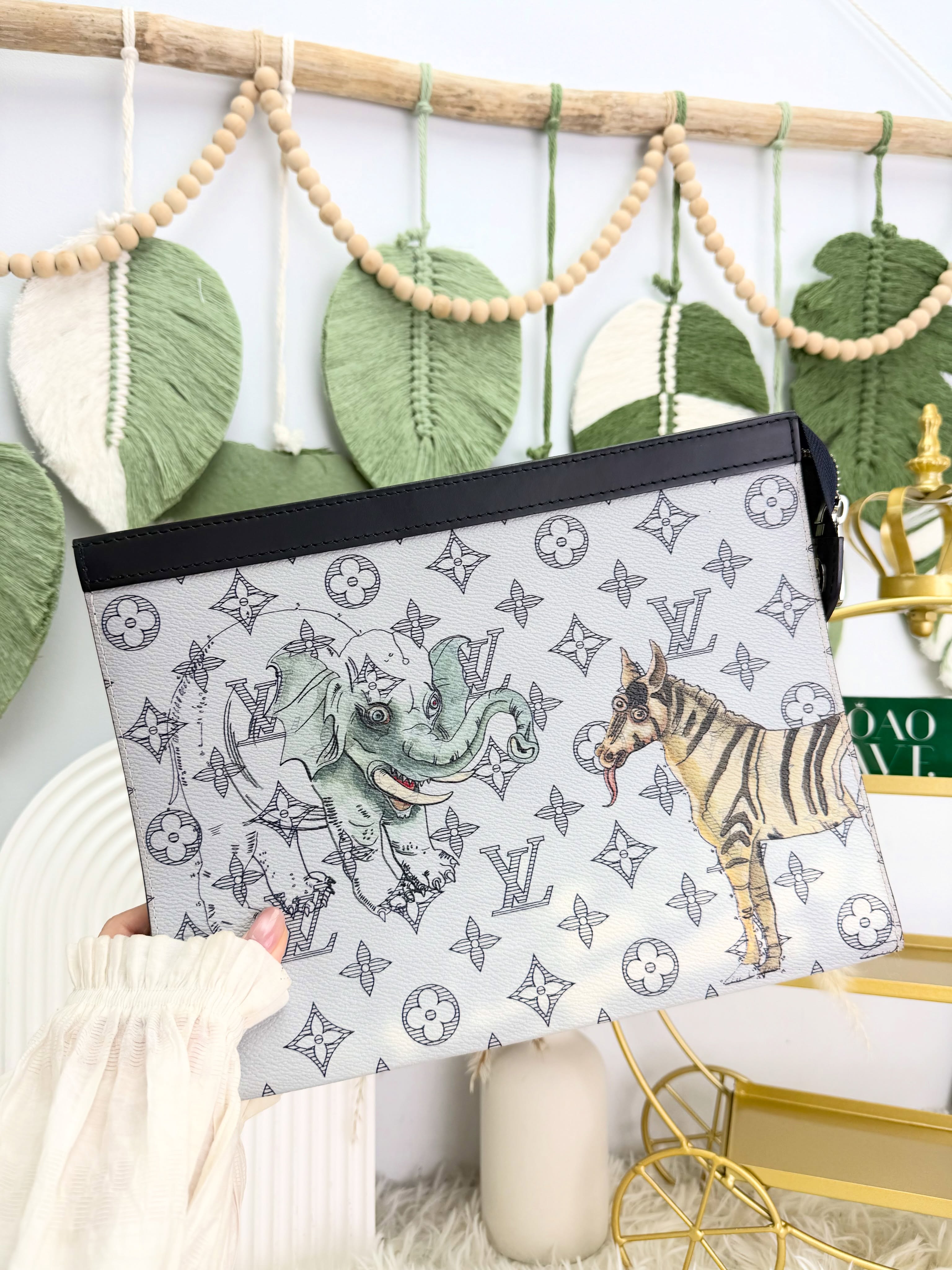Lv👜 PRE OWNED 🛍️Chapman Brothers 限量版 🦏動物園系列手拿包 🦒