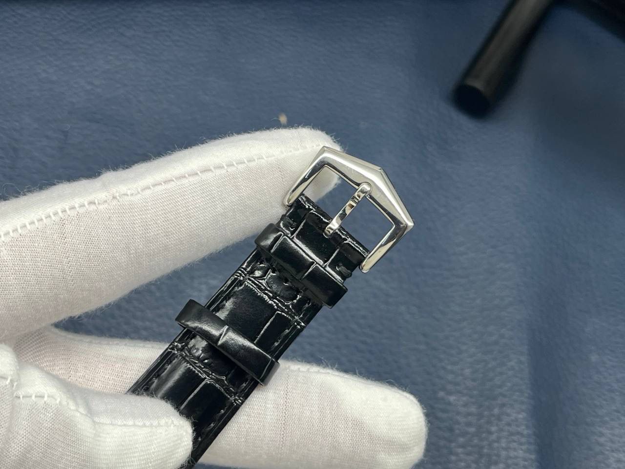 百达翡丽复杂多功能系列5135G--010重磅登场，迄今推出的首款Nautilus复杂腕表，以超复杂的工艺技术打造休闲运动腕表。 1⃣️小身板大能量：尽揽以下功能∶12点位日历功能 10点位星期功能 2点位星期功能 6点位24小时。所有功能都可正常使用。 2⃣️机芯采用版Cal.240自动上链机芯，在实现外观的逼真前提下，功能一并完美诠释。 3⃣️改装大师独立制表人，倾情参与定制改装表盘颜色，给予独一无二的腕表增添有趣的灵魂！