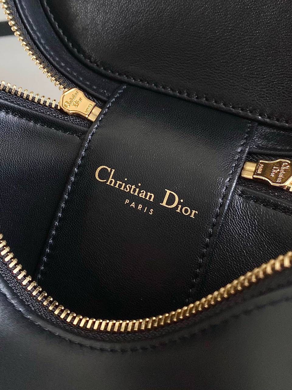 🈶黑色小号 𝗗𝗜𝗢𝗥 𝗦𝗶𝗴𝗻𝗮𝘁𝘂𝗿𝗲 𝗩𝗮𝗻𝗶𝘁𝘆 化妆盒 全新系列一出直接萌翻天，很难不火 通常在金属包扣或链条装饰的CD字母 这次当了回主角，直接放大像极了猪鼻子 压印浮雕质感和字母的立体弧度，好高级 成了包身上一眼就能看到的重点元素 手提手柄系个小丝巾，简直不要太可爱 拆卸可调节肩带日常随意搭配出街 小巧不臃肿，都去冲 16×11×9.5cm，#8101m