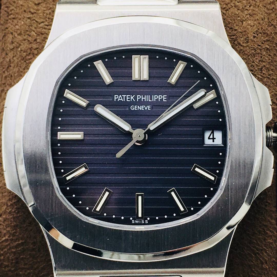 新力作 V4超级升级版 百达.翡丽鹦鹉螺重磅来袭！ 1：第一款真正意义上的超级鹦鹉螺，震撼来袭，全新修正的不锈钢表带，铰链部分根据真正的百达翡丽鹦鹉螺不锈钢表带拆解开发，和正品一致的贴合效果！ 2：逆袭之前所有副本，铰链开合角度和正品一致，锁毕声音和正品相同！ 3：重点指出此次V4版的面盘在采用与真品一致的覆荧光涂层金质立体时标，特别突出的“蓝魅”面无限接近原版！ 4：机芯方面是全新订制的修正版的一体芯Cal.324机芯，是目前唯一做到机芯的钢印与正品一样的雕刻工艺。