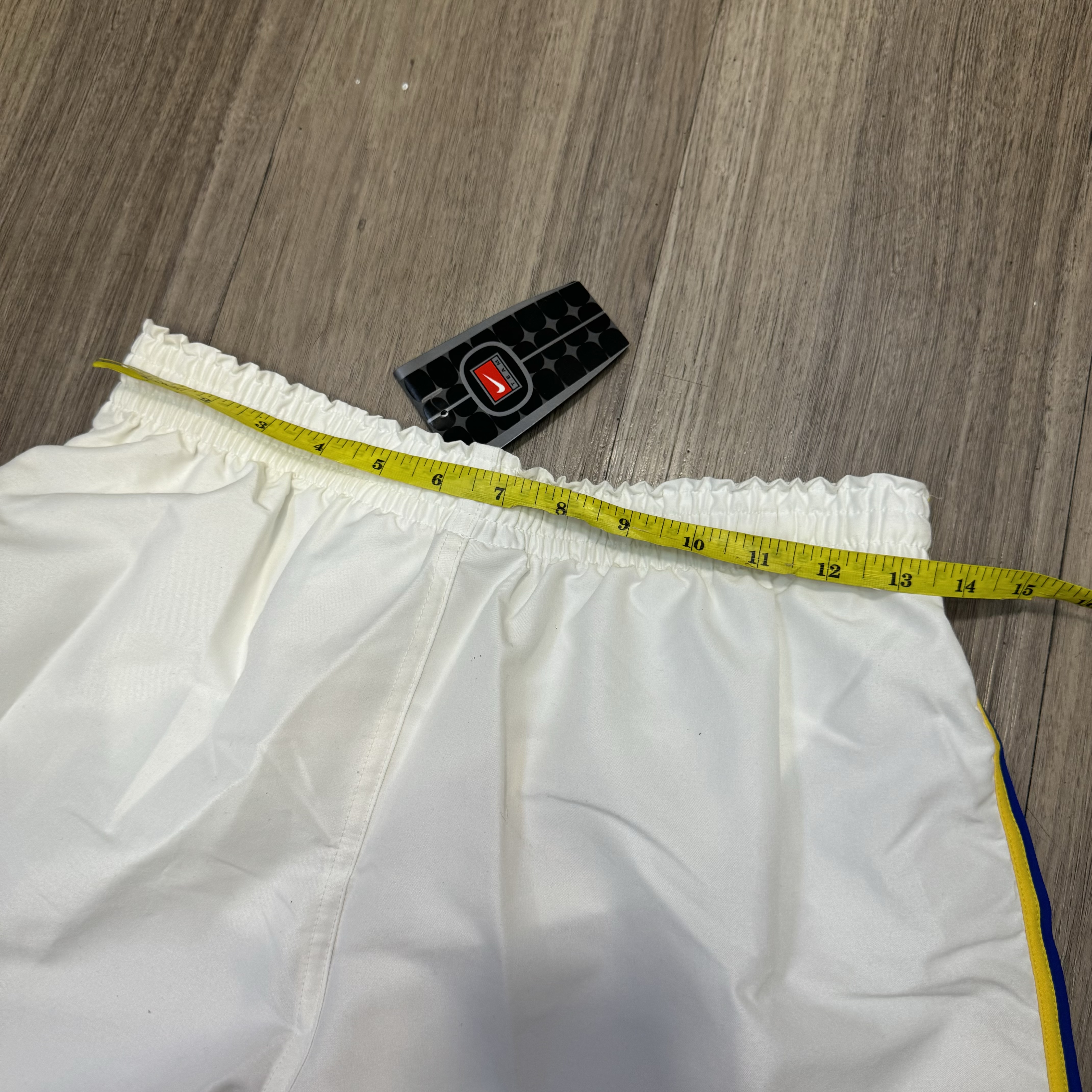 (Youth size)Leeds United 01/02 home short (Bnwt)