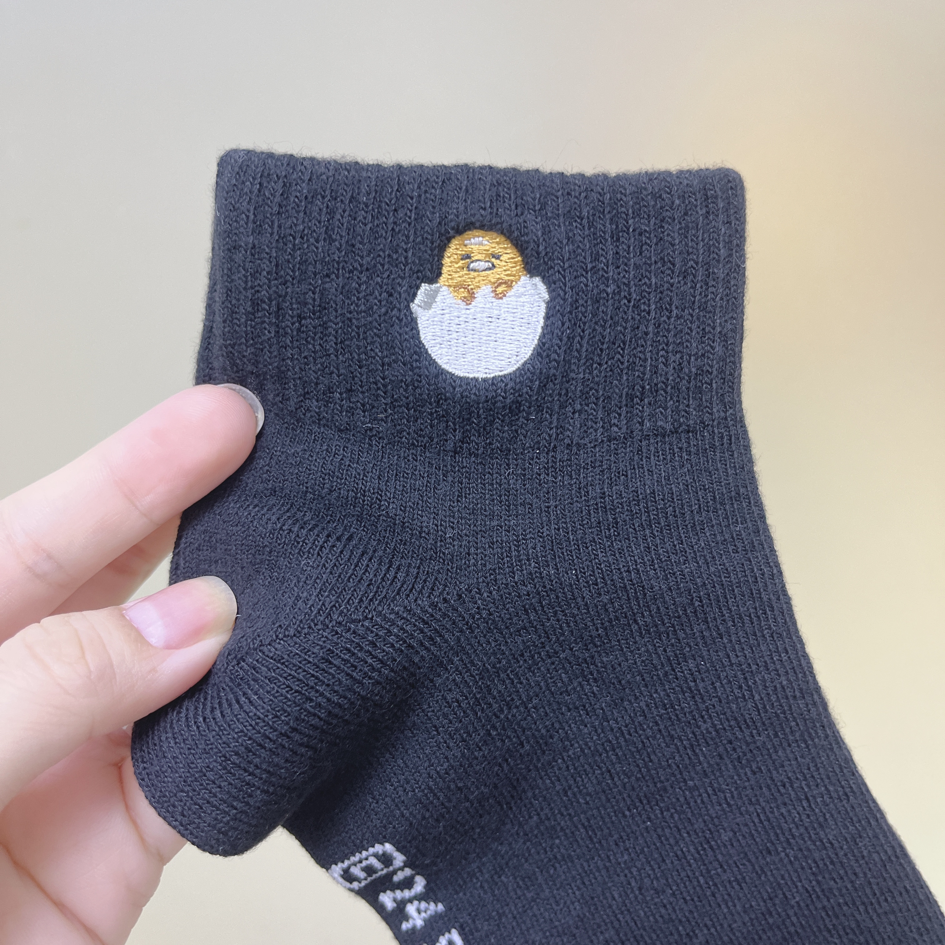 日本現貨📍蛋黃哥刺繡圖案短襪