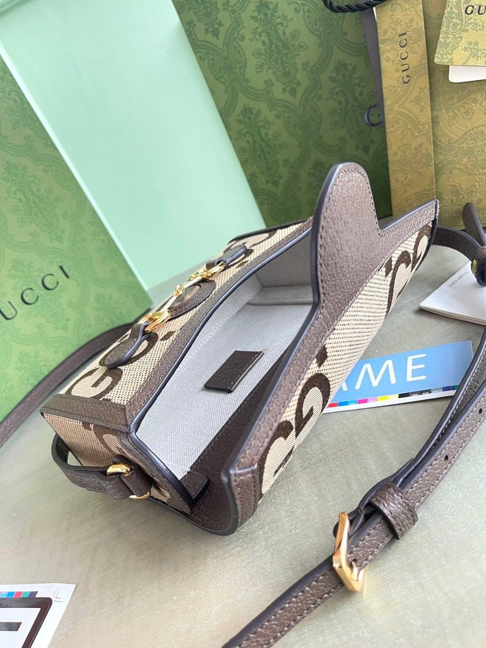 👜独家特级正品 g699296，尺寸：18x12x5cm。1955系列中的一款力作，迷你造型让该系列的标志性配件更加吸睛。gg标识以超大造型点缀在米色和乌木色帆布上，从别样视角诠释了guccio gucci先生的姓名首字母缩写 驼色和乌木色超级双g帆布 棕色皮革滚边 肩带高50厘米🔥✨