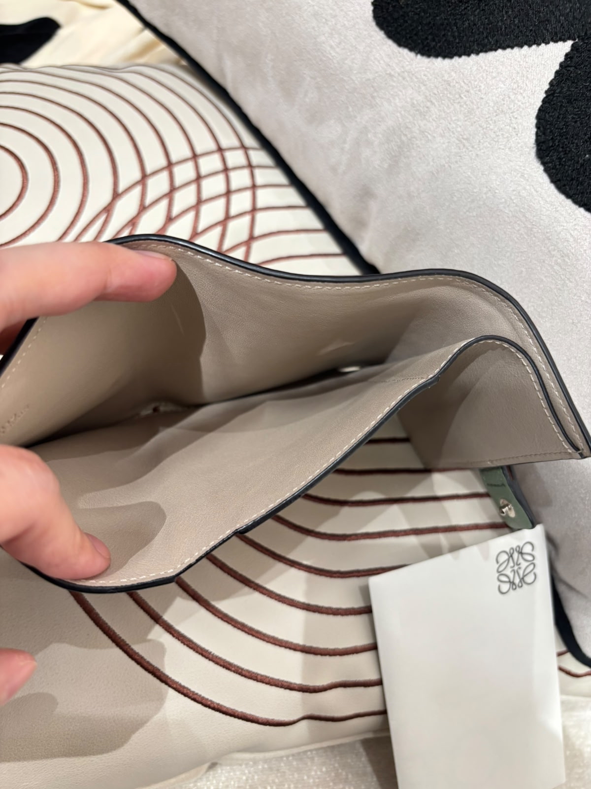 Loewe vertical Wallet Calfskin  100%Authentic, 98%New  ✅專門店收據✅dust bag  