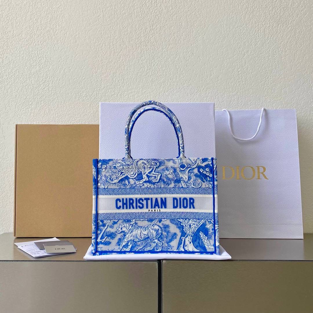 🈶透明蓝中号 𝗖𝗗 𝗕𝗼𝗼𝗸 𝘁𝗼𝘁𝗲购物袋"夏日限定" 全新透明帆布材质，轻盈通透的质感✨ 自带清凉属性，是这季的最大亮点 茹伊动物印花与荧光色调的碰撞 怎么会有这么好看的颜色啊😍 不愧是色彩大师，活力氛围拉满 超醒目的荧光效果和度假气息扑面而来 将优雅融为一体，谁心动了，我不说 刺绣的复杂程度，直接搞疯师傅们 这只购物袋真的要细品，那那都是细节 size：36.5×28×17.5cm