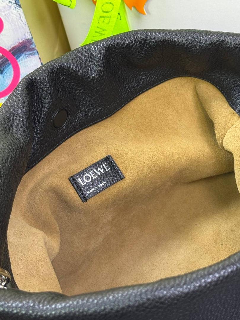 🎈中号链条款𝙁𝙡𝙖𝙢𝙚𝙣𝙘𝙤 𝙋𝙪𝙧𝙨𝙚鹿皮 ——【黑色】 尺寸：𝟯𝟬-𝟭𝟬.𝟓-𝟮𝟬𝐜𝐦 编码：012403 【配全套礼盒】 👉🏻延续福袋收缩绳褶皱设计•羊皮包身手感细腻柔软❤️ 👉🏻链条肩带➕皮肩带的双肩带设计•时尚百搭•给足了集美们多样化的选择。肩带可拆卸可调节•磁扣开合•正面烫金𝙇𝙤𝙜𝙤•呈现出高贵典雅的视觉感😍 👉🏻独家背景➕独家品质➕独家全套砖柜礼盒套装•市场高端品质皆在我手✌🏻