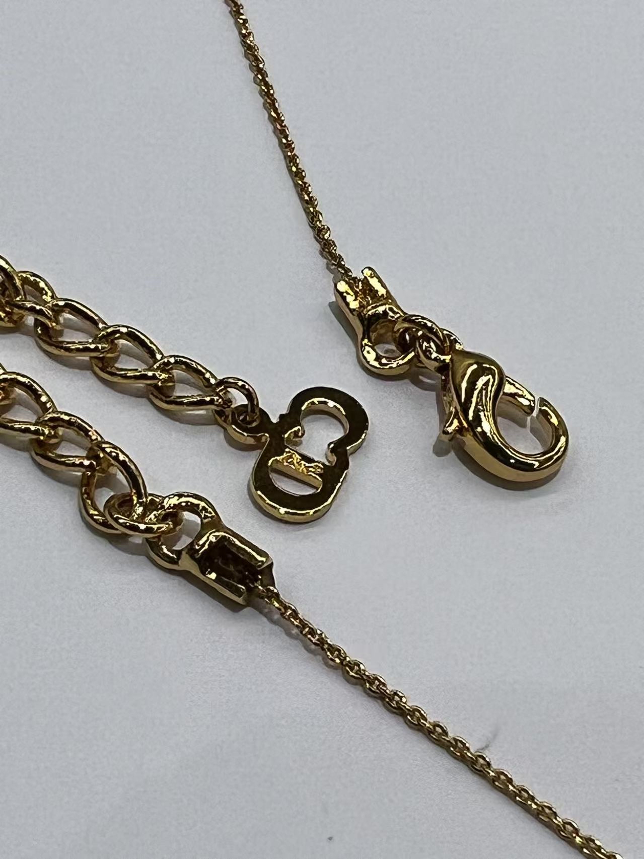 Dior 懸吊字母頸鏈