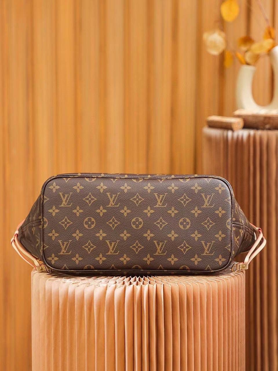 LV Neverfull 购物袋 👜✨ 特级老花 红里 ❤️ LV 最新款 Neverfull，经典款升级版～包包里面是红色内衬，看起来更高级更亮眼 ✨内袋重新设计，用清新布料，加一点复古小细节～还附送可拆拉链小包，可以单独拿来当手拿包用，也很方便 🥰 经典 Monogram 帆布，配红里，真的很好看 💯 📏 中号尺寸：32 × 29 × 17 cm