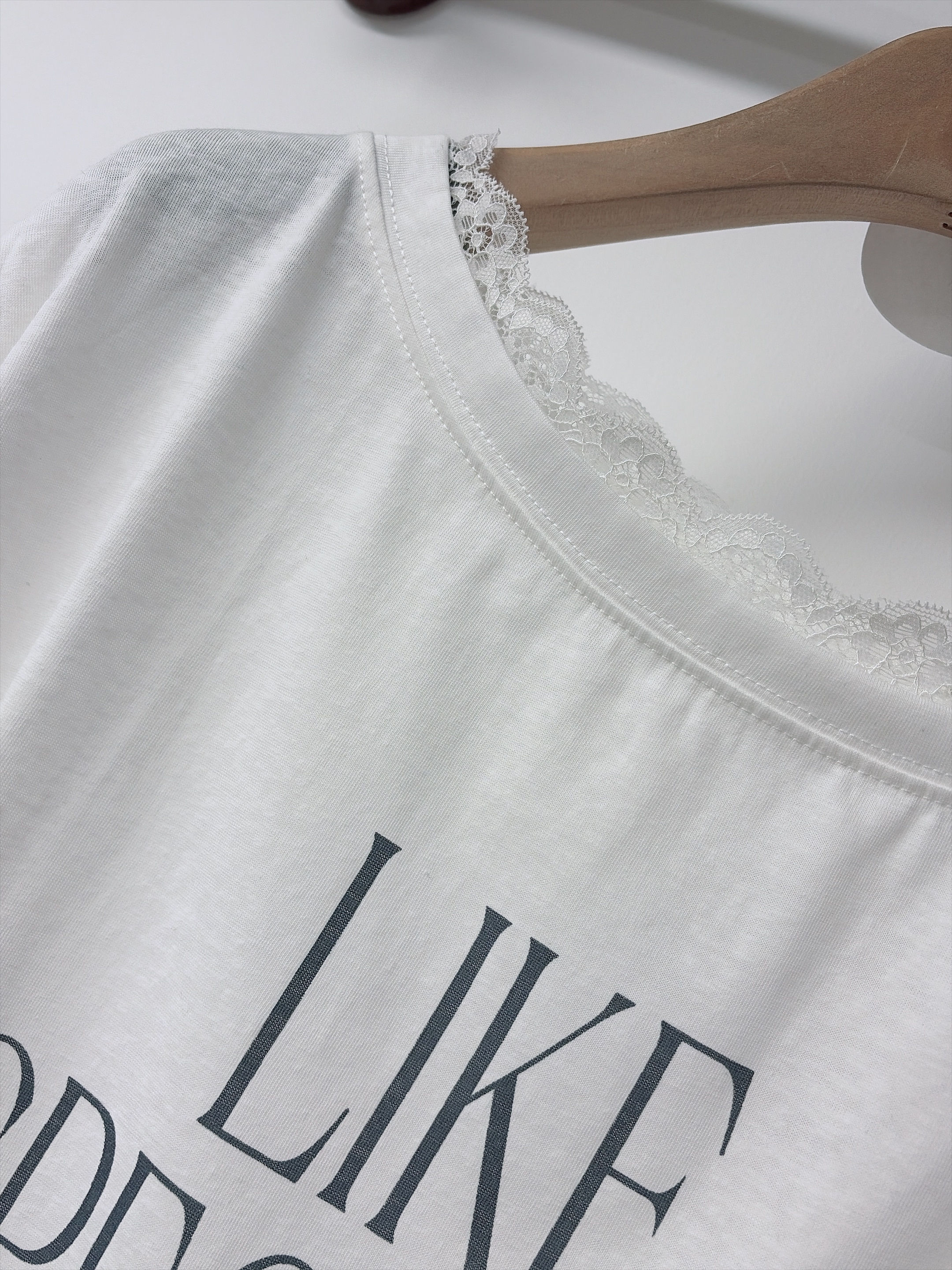 小斜圓領lace tee