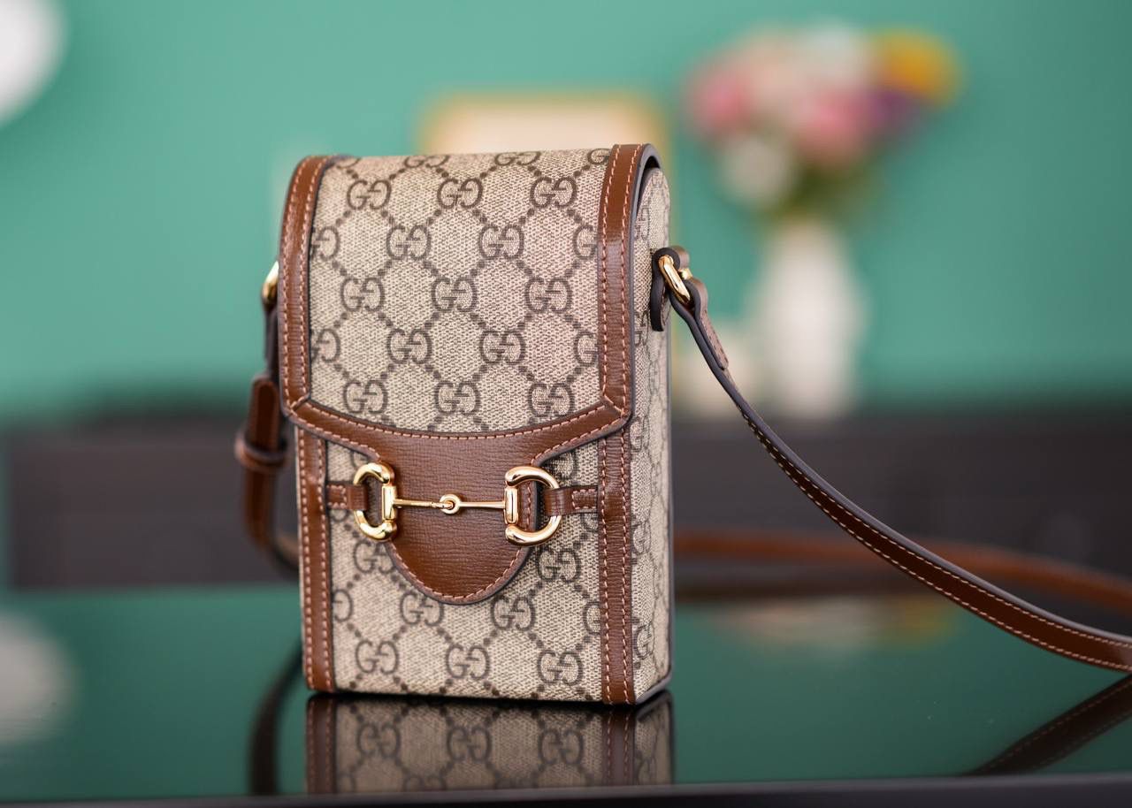 🥯GG Horsebit 1955系列迷你手袋 手机包 焦糖棕 （ 原厂皮全铜五金） 能将经典细节与现代精神巧妙融合的包包， 一定是这一款1955手机包 复古与现代的碰撞 “砰”的一声在时尚界炸出一个大火花 瞬间火爆全网 容纳量非常的高，日常出门的必备神器！ 白菜价格，眯眼入~ 百搭不挑人，男女共用也可当情侣包~巨赞！ 官方款号625615 尺寸：17x11.5x4cm