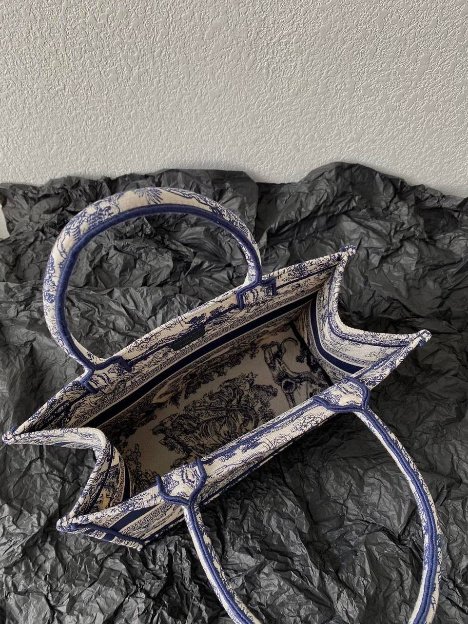 🈶蓝老虎，中号 𝗖𝗗 𝗕𝗼𝗼𝗸 𝘁𝗼𝘁𝗲丛林系列购物袋 全手工立体刺绣 凹凸有致 浓厚的复古艺术气息简直是行走的艺术品 超大容量更是吹爆它 🔥🤩 特别适合想把整个家带出门的姑娘 妈咪袋 公文包 旅行出游好帮手 时髦精凹造型必须拥有 36×27×16cm