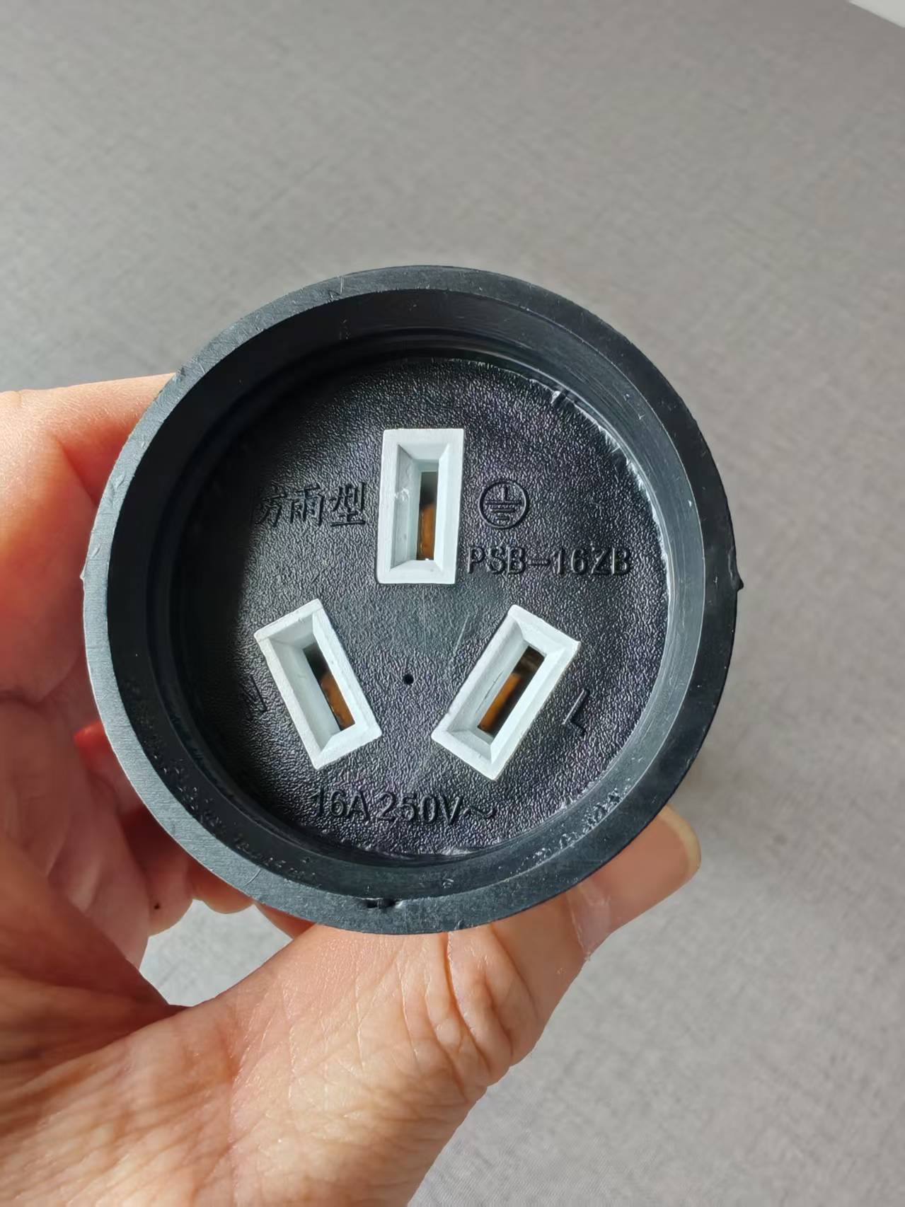 China 3pin 16A Plug to Local 13A Fused plug with Flexible 10mm thick & 26cm long Wire