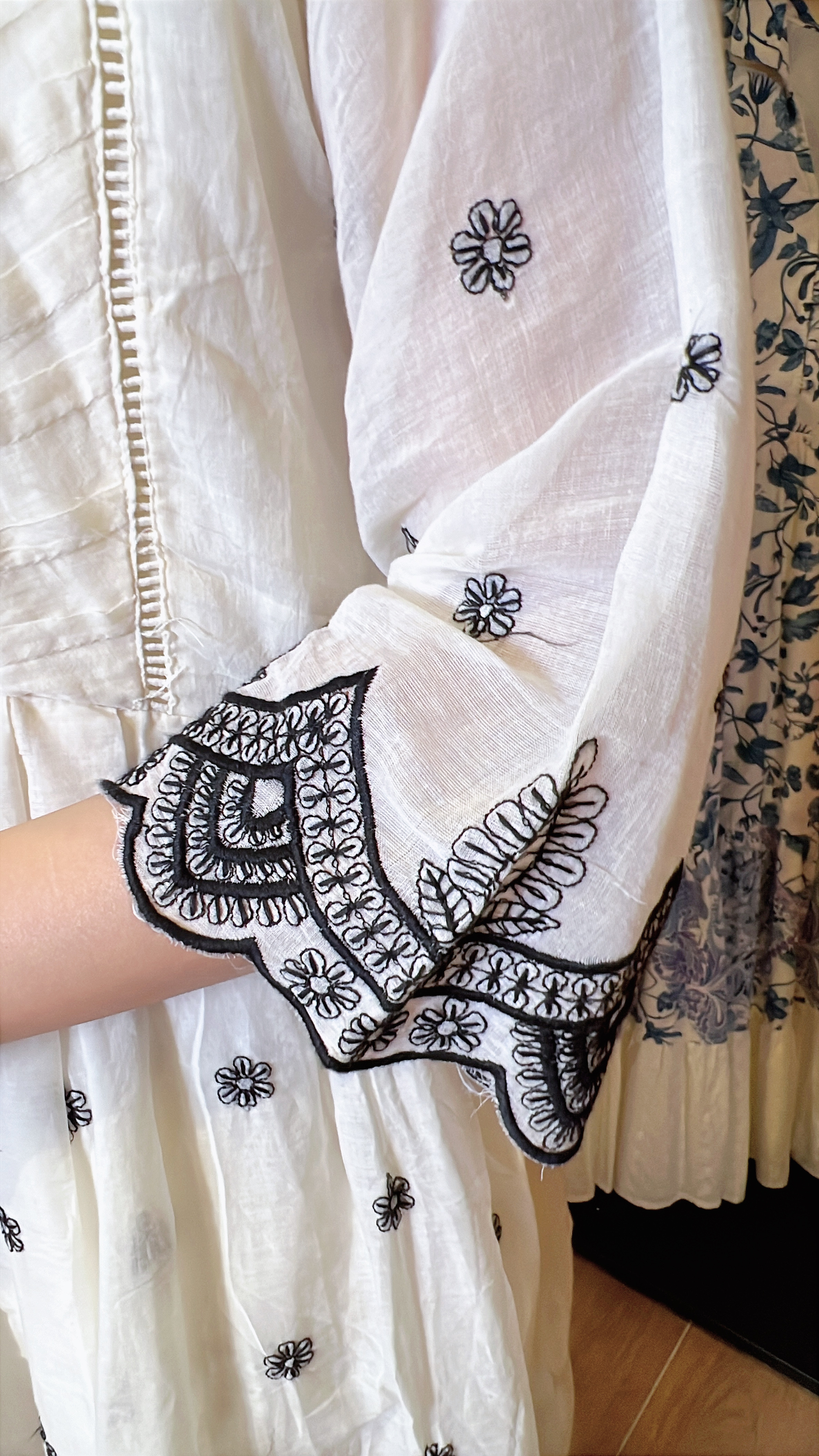 White x back flower Emb. Short OP #644