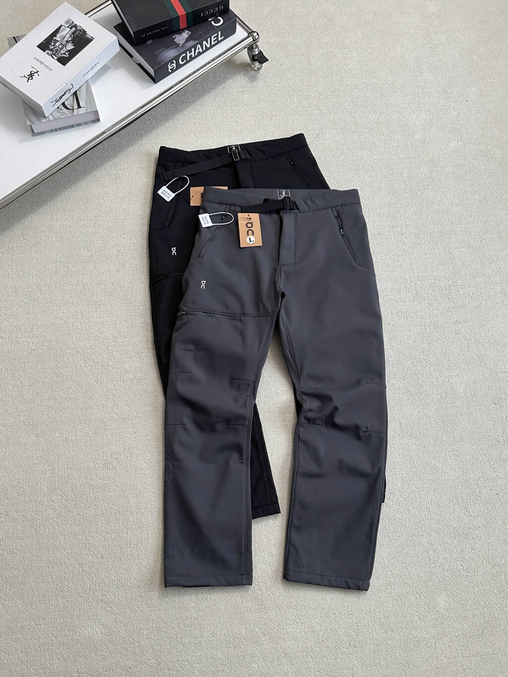 $288條。On 昂跑｜刺繡軟殼加絨長褲加厚防風防水戶外運動軟殼長褲・情侶同款