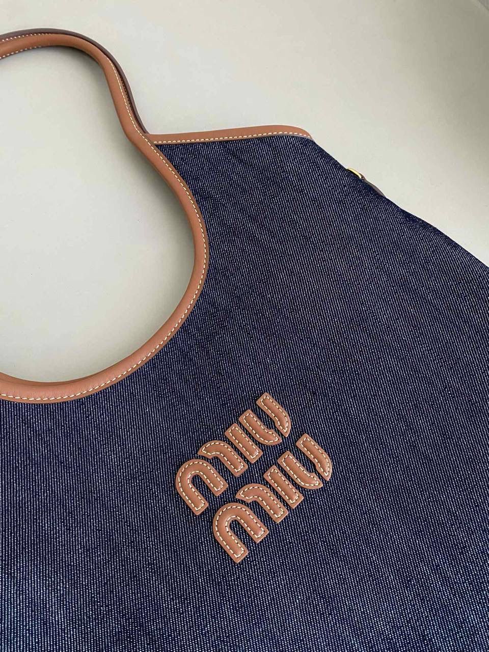 🈶牛仔蓝 𝗠𝗶𝘂𝗠𝗶𝘂托特 爱上miu的快乐 就是不断创新 不断惊喜 造型从纯色到拼皮再到帆布 每一版都能打 能爆，真的杀疯了 35×40cm #F0110m