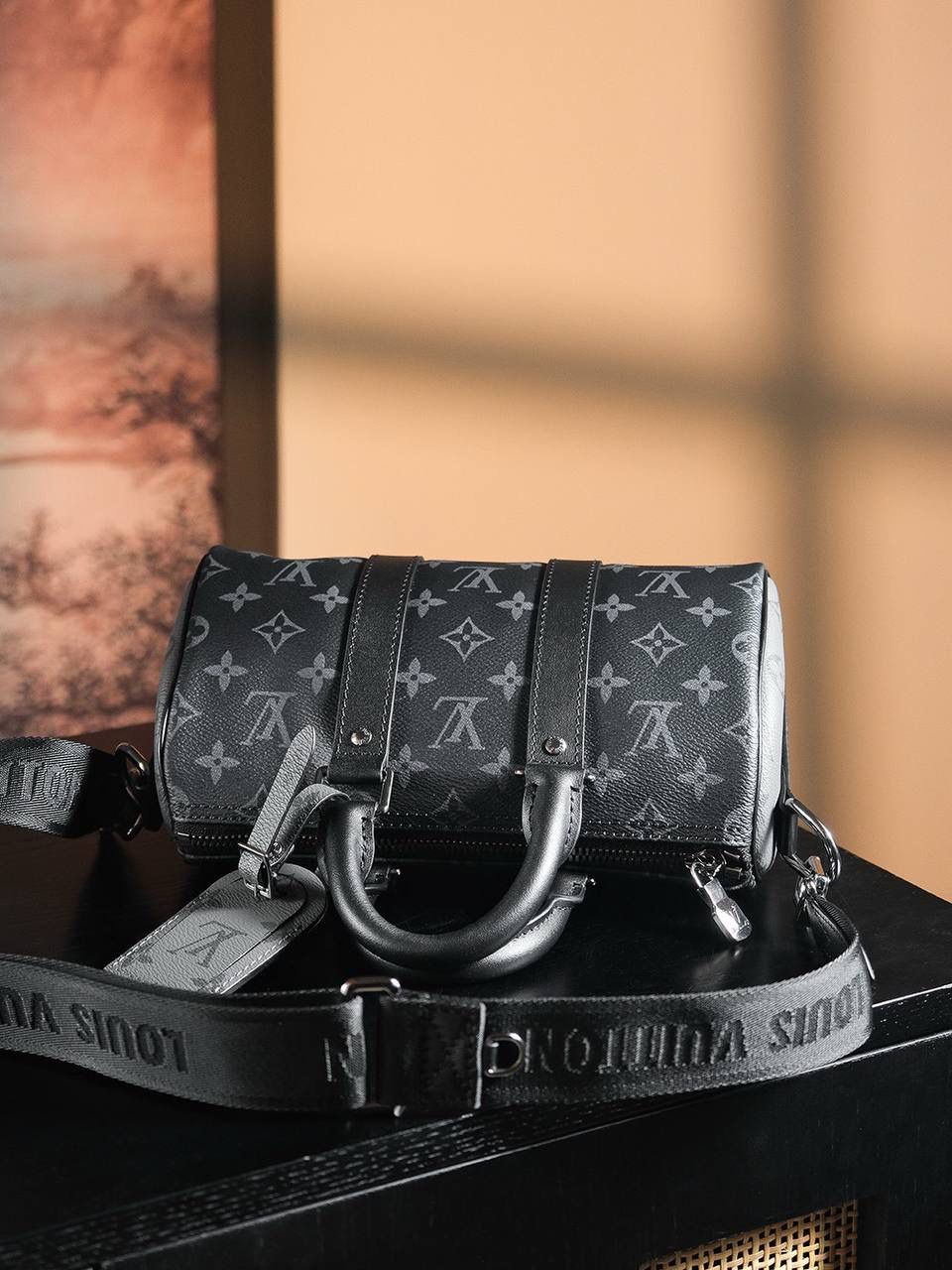 𝐊𝐞𝐞𝐩𝐚𝐥𝐥 𝐂𝐢𝐭𝐲𝟐𝟓 👜✨ ▪️尺寸：25*15*11cm▪️ 𝕂𝕖𝕖𝕡𝕒𝕝𝕝系列一直是潮男们的最爱， 同时也是潮男们日常使用最高频率的包包🔥 尤其是黑老花色，低调又帅气十足， 男女皆可，小巧又能装，凹造型神器！ 容纳量满足于日常使用，兼顾实用和美观，简直妥妥的无死角的设计，又酷又飒的颜值！