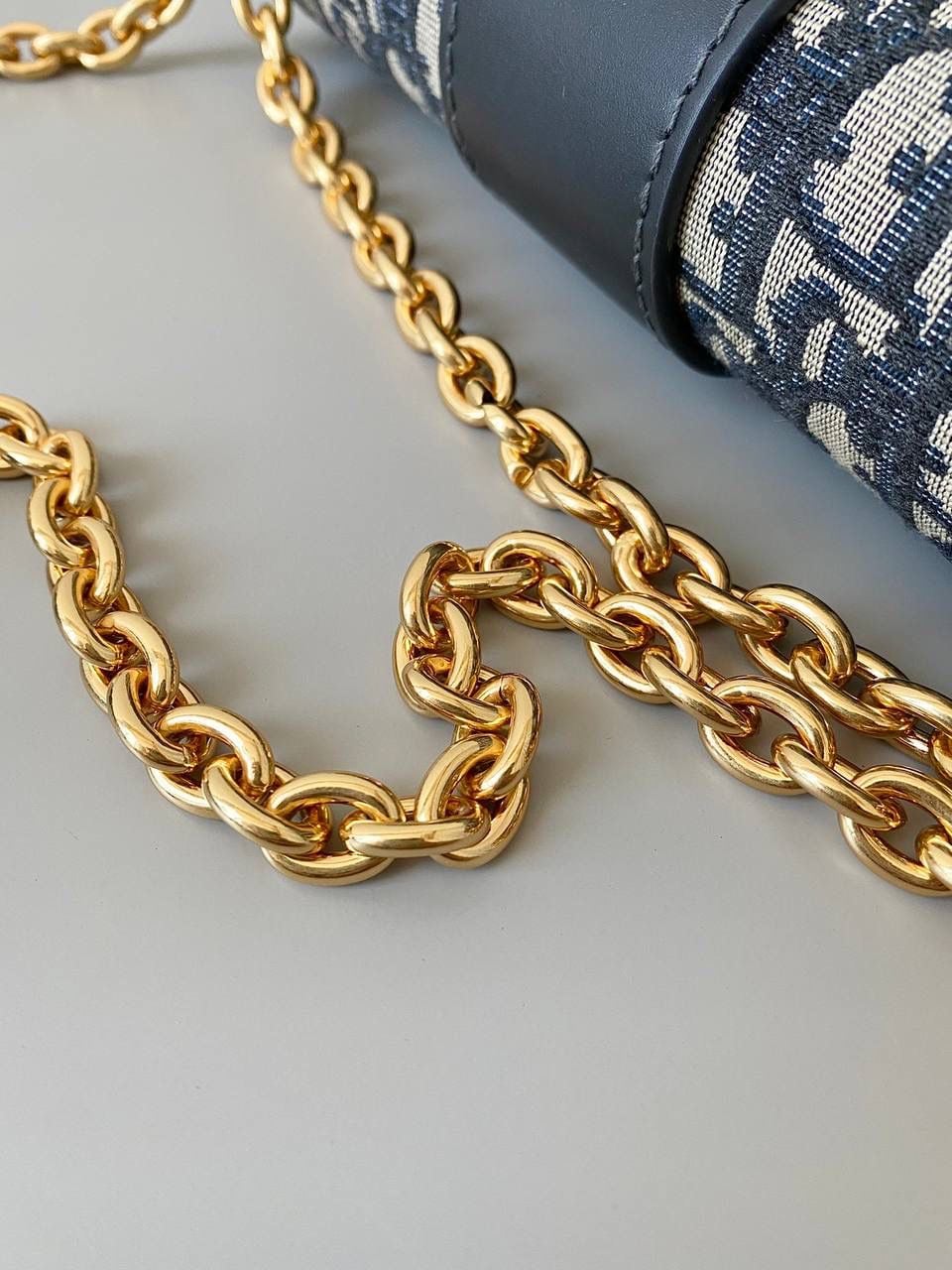 老花蓝 𝗗𝗶𝗼𝗿 𝗠𝗼𝗻𝘁𝗮𝗶𝗴𝗻𝗲蒙田30链条款🩵 自带法式复古感的经典爆款 当红炸子鸡的一只，实在太火了 链条肩带比皮肩带款更温柔女人些 隔几年再拿出来看，还是嘎嘎香 而且每年都在涨，早已经越来越难买 实用保值的首选！跟着买就对了！ 答应我，立马买！不要犹豫！ 25×16.5×8cm 大号/中号/小号都🈶!