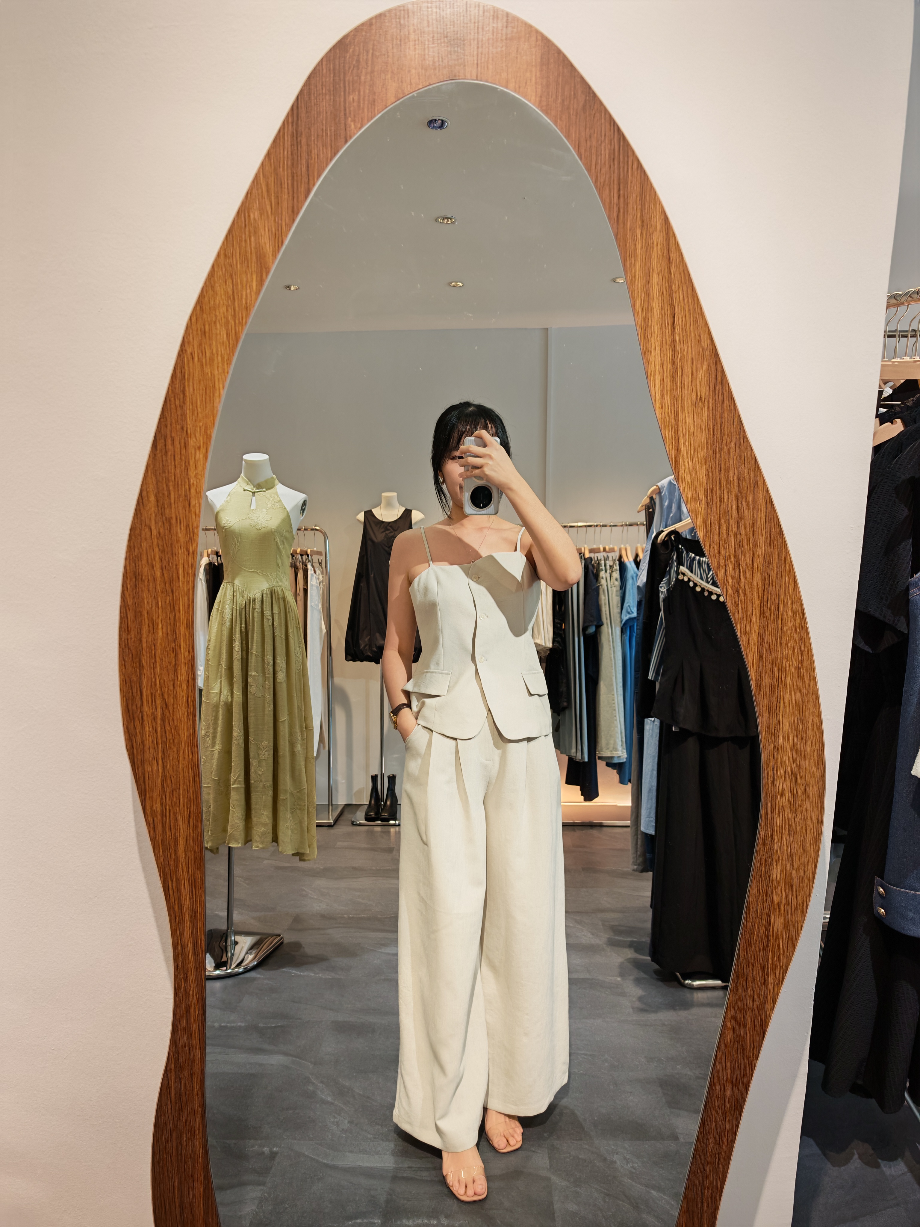 杏色吊带马甲+长裤套装