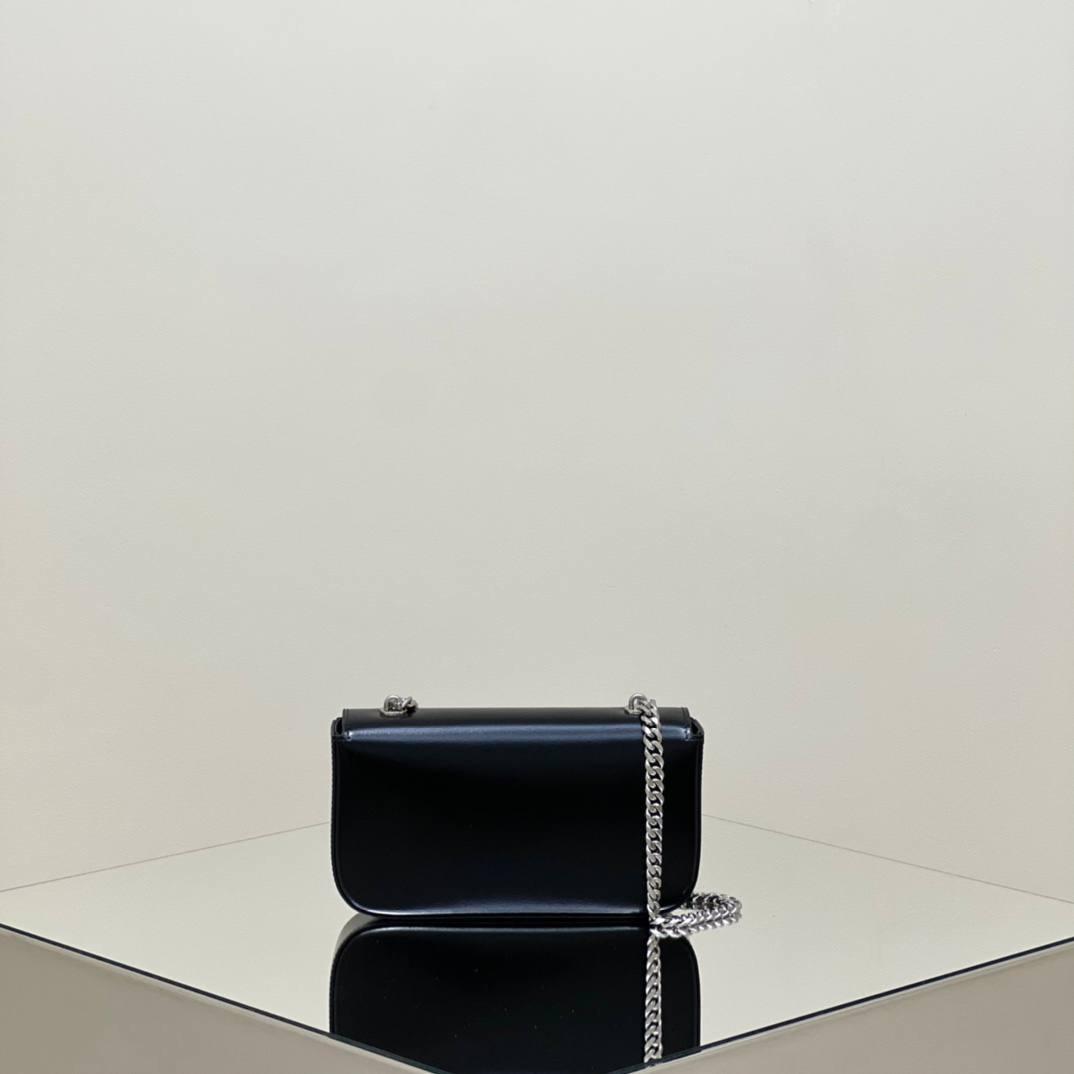 🔥大货实拍图 𝗖𝗘𝗟𝗜𝗡𝗘 ♥ 𝗧𝗥𝗜𝗢𝗠𝗣𝗛𝗘链条腋下包 型号：197993 尺寸：20.5*11.5*4cm