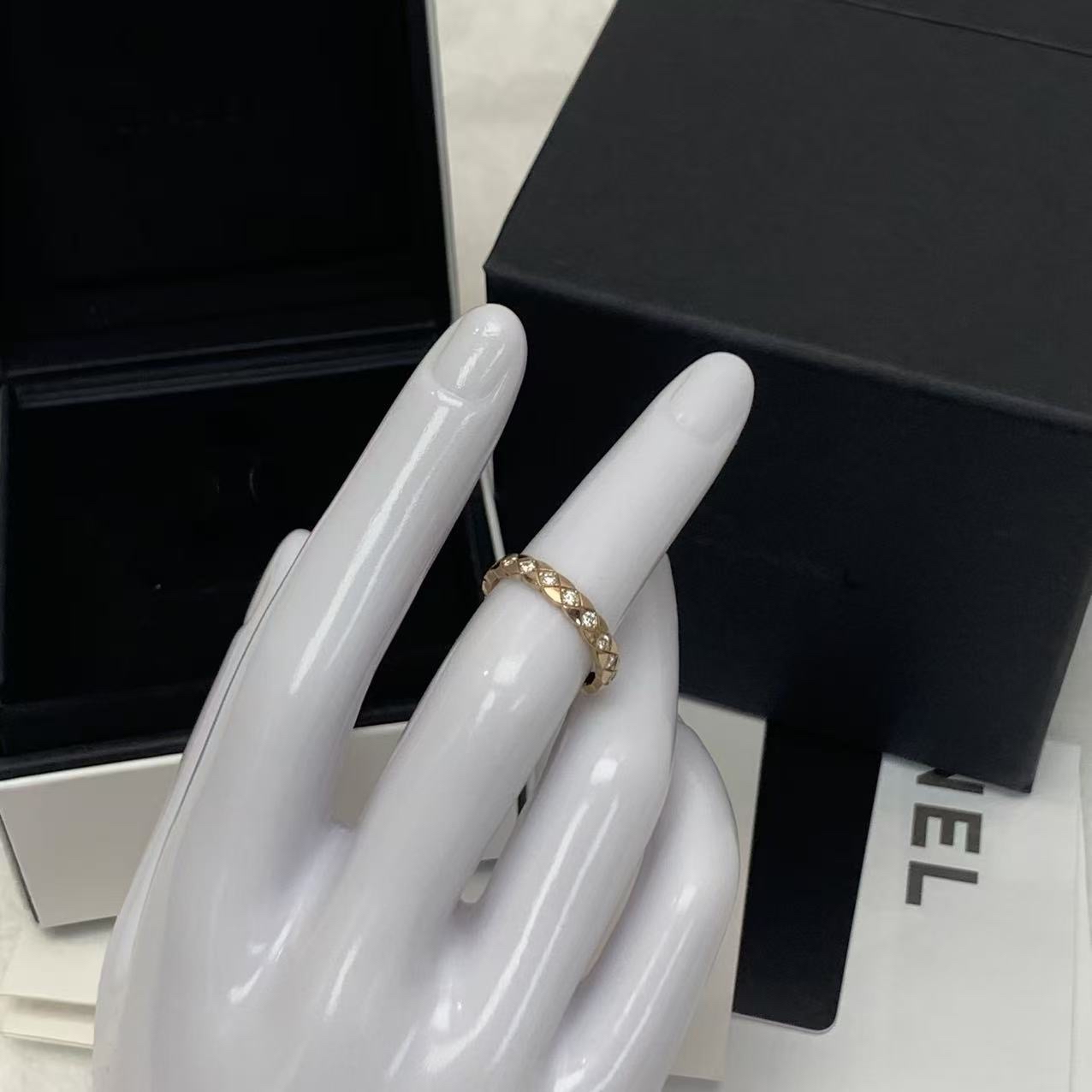 CHANEL香奈兒CoCo Crush系列戒指 51碼 18k黃金鑲鑽滿鑽 窄版 米金色 時尚奢華 菱格紋外形設計 熱門首飾Jennie同款