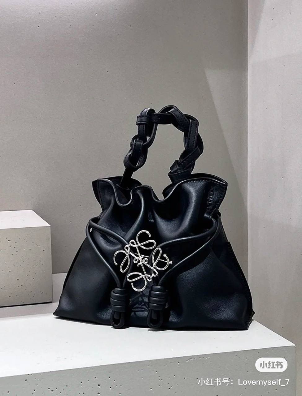 👑人气单品: LOE饰品胸针👑💏【金色/银色】 ❤️纯黄铜，真空电镀18K真金，纯德国进口设备铸造，精湛的手工艺，顶级还原。👌🏻 ❤️尺寸约5.1*4.7*0.15cm