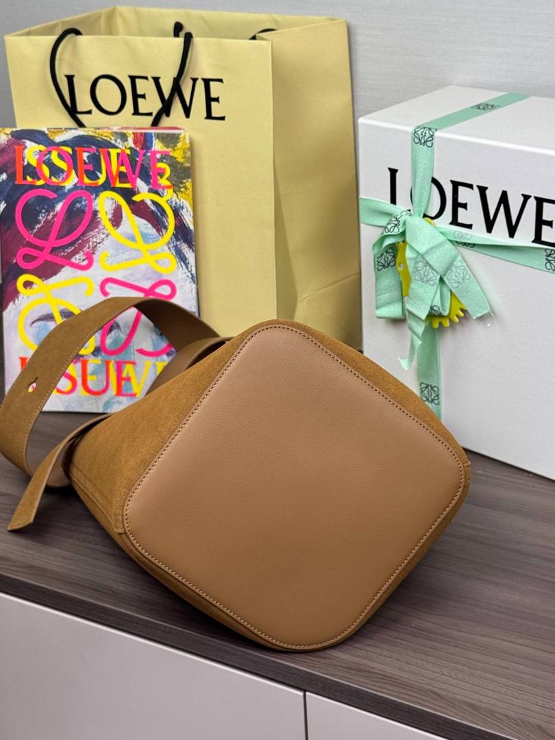 🎈 𝙋𝙚𝙗𝙗𝙡𝙚 𝘽𝙪𝙘𝙠𝙚𝙩 「大号/烟草色」 独家新款首发‼️‼️ （转图必卖） 尺寸：𝟐𝟖-𝟐𝟕-𝟑𝟑𝐜𝐦 编码：06234183【配全套礼盒】 该款大号采用绒面牛皮制成，内里进口Napa小牛皮，将最纯粹的简约线条与瞩目设计风格巧妙融合，造就别具一格的创新手袋。 标志性的Anagram雕刻五金兼具装饰和实用功能，🉑调节肩带长度适合多种背法，独特的扭曲结构与微妙的细节相得益彰。