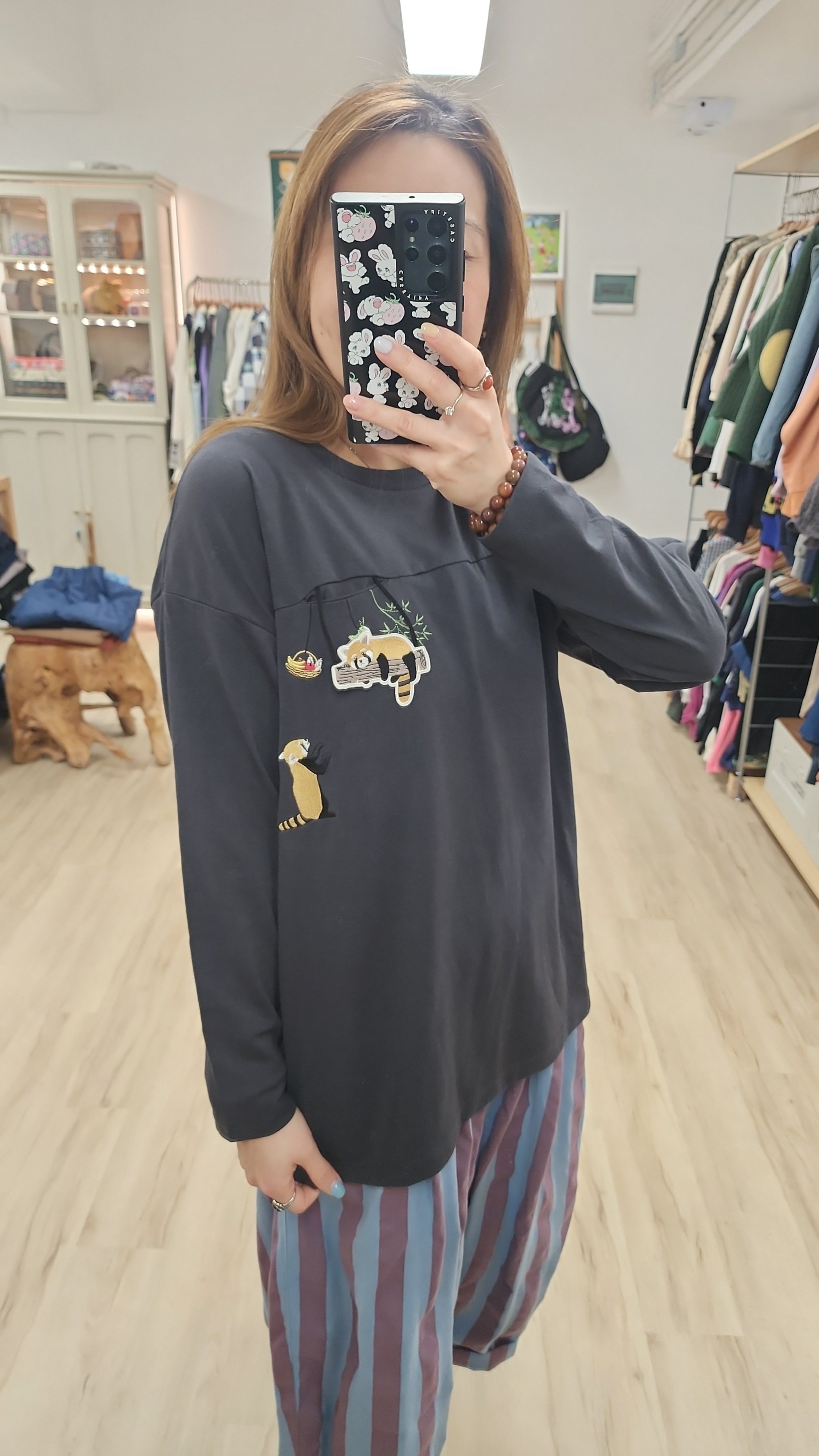 日牌深藍拼狸貓刺繡車章口袋Tee