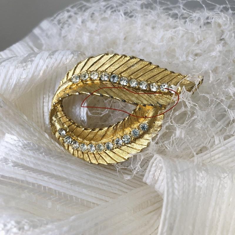 C.a. 1950-60s Rhinestone Lined Texture Leafy Jewelry Set of Brooch & Clip Earrings from Canada (MT854)