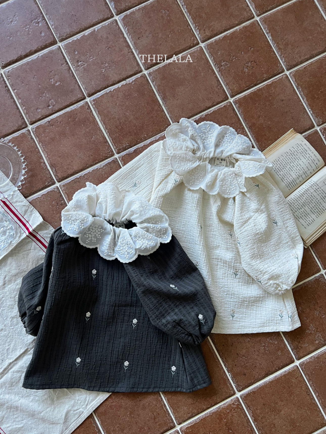 🌸預訂 韓國直送🌸🇰🇷THELALA兩色花卉刺繡蕾絲花瓣翻領長袖連身裙