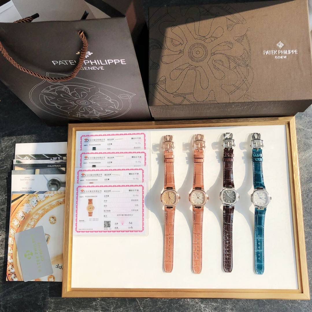 堪称一绝钢表之王，最美女款百达翡丽7010R最美鹦鹉螺 32mm表徑精巧独特舷窗结构表壳，完美优雅风格，采用不锈钢18k镀玫瑰金。水平横纹浮雕图案的表盘。表圈镶嵌46颗天然南非钻石💎美洲鳄鱼皮表带‼️