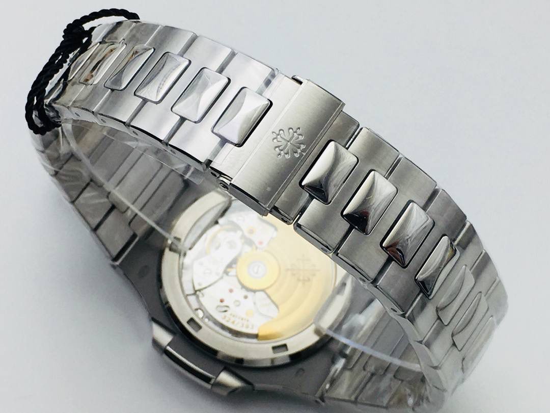 【PPF FactoryV4升级版强势来袭】百达 翡丽 璀璨方钻亮相了[色]第一款真正意义上的超级鹦鹉螺，震撼来袭！ 1⃣️全新修正的不锈钢表带，铰链部分根据真正的百达 翡丽鹦鹉螺不锈钢表带拆解开发，和正品一致的贴合效果，逆袭之前所有副本！ 2⃣️铰链开合角度和正品一致，锁毕声音和正品相同！ 3⃣️重点指出此次V4版的面盘在采用与真品一致的覆荧光涂层金质立体时标，特别突出的“蓝魅”面无限接近原版！ 4⃣️机芯方面是全新订制的修正版的一体芯Cal.324机芯，是目前唯一做到机芯的钢印与正品一样的雕刻工艺。 只有做到最好才配戴他去诗和远方！ PPF Factory 超级鹦鹉螺王中王！欢迎您的品鉴！