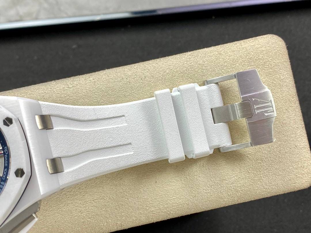 爱彼26400采用进口蓝宝石表镜，镀防眩目蓝膜，任意角度观赏都通透有质感✨。金属拉丝圈口与原装一致，六角螺丝与表框齐平，切割利落、光泽细腻。黑色格纹表盘层次分明，白色字体清晰，红色点缀的小表针格外醒目🔥；日历窗放大效果与正品同步，夜光填充均匀。六边形陶瓷表冠搭配计时按键，整体更显硬朗霸气💪。钛金属透底后盖做工精致，蓝宝石底镜清晰耐磨。搭载7750改3126机芯，走时稳定、动力可靠⚙️⌚