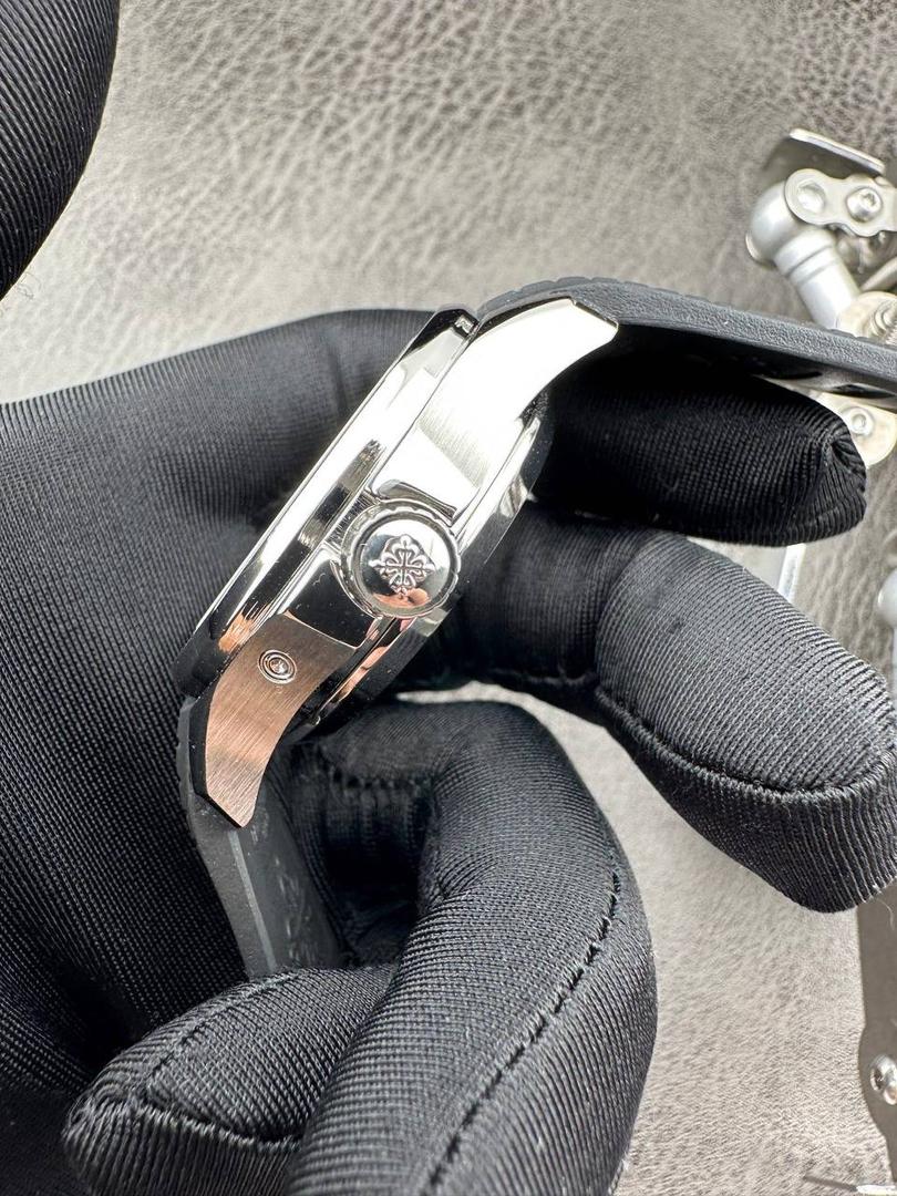 百达翡丽Aquanaut系列😎 【表壳】40.8MM表径，不锈钢材质，圆润的八角壳型恰到好处，表壳左侧的鲨鱼鳍型设计，是可以前后快调中央镂空时针的按钮，这枚指针可以用来指示第二时区时间。 【表盘】黑色浮雕表盘，金属立体字块，覆荧光涂层时标。3、9点钟分别显示”HOME”与”LOCAL”的方形昼夜视窗，蓝白二色各自代表晚上与白天，6点钟位置是指针式的日期盘。 【机芯】成功实现百达翡丽5164A-001内载的324 SC FUS自动上链机芯功能，大三针基础机芯上搭载两地时间模组。 配有休闲气息的Tropical表带，正是为年轻世代所准备的奢华运动表。