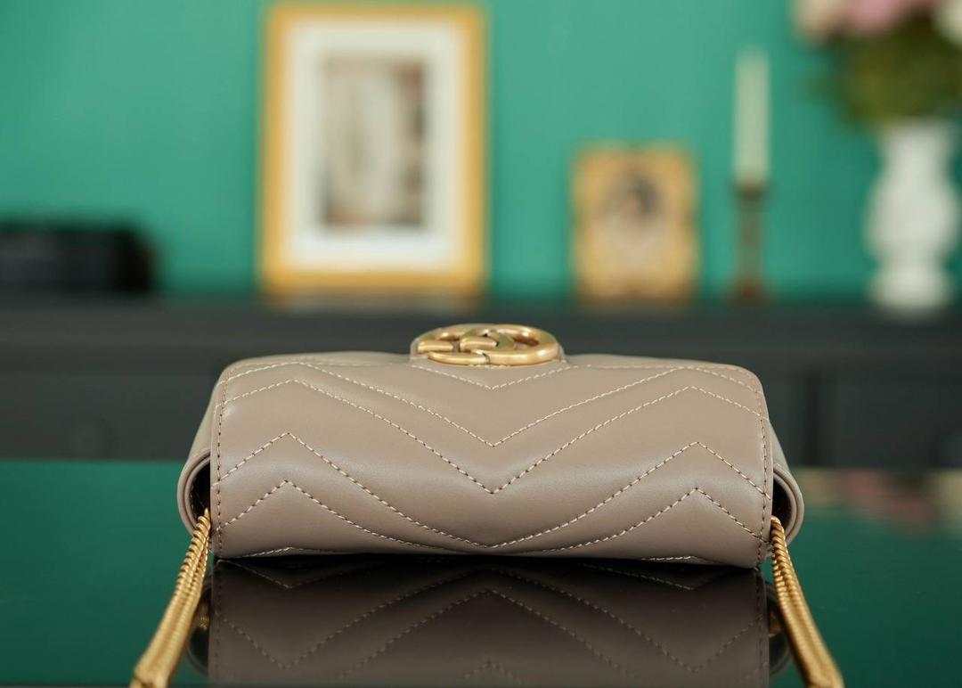 👜Marmont系列肩背包经典款 奶茶色 mini16.5cm💕 （原厂皮 全铜五金） 正品售价,500 GG家的招牌款 原厂牛皮搭配经典的双G扣，复古做旧风格 一只超可爱的小马蒙~喜欢小包入它准没错 官方款号 476433 尺寸小号：21x12x5cm 尺寸迷你：16.5x10x5cm