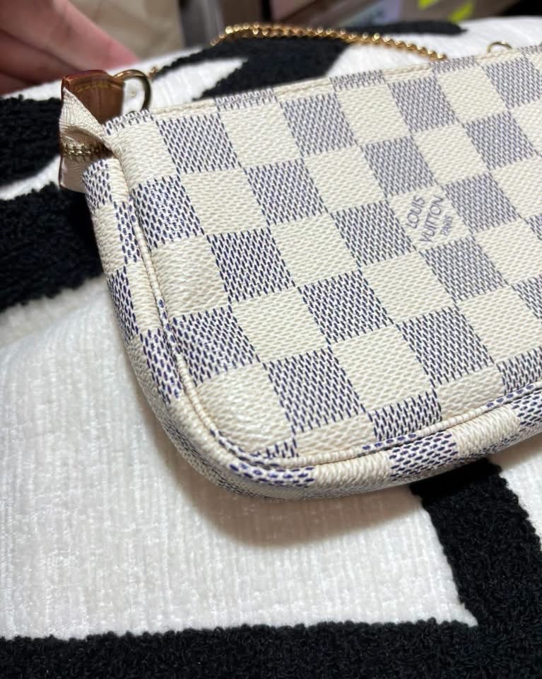 Lv mini pochette azur 100%Authentic, 98%new