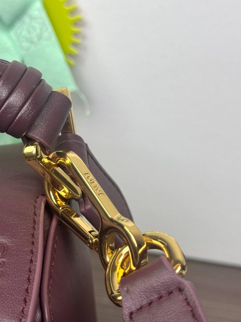 🎈最新编织手腕𝙋𝙪𝙯𝙯𝙡𝙚 ——【深酒红】 尺寸：𝟐𝟒-𝟏𝟎.𝟓-𝟏𝟔.𝟓𝐜𝐦 编码：062405 【配全套礼盒】 ♥️以罗家经典几何设计，搭配独特的编织手腕，绒面内里。 ♥️容量大，经典百搭，可拆卸肩带，有单肩，斜挎，手提等多样化背法。随性时髦洒脱，实用性强。 ♥️独家背景➕独家品质➕独家全套砖柜礼盒套装，市场高端品质皆在我手✌🏻