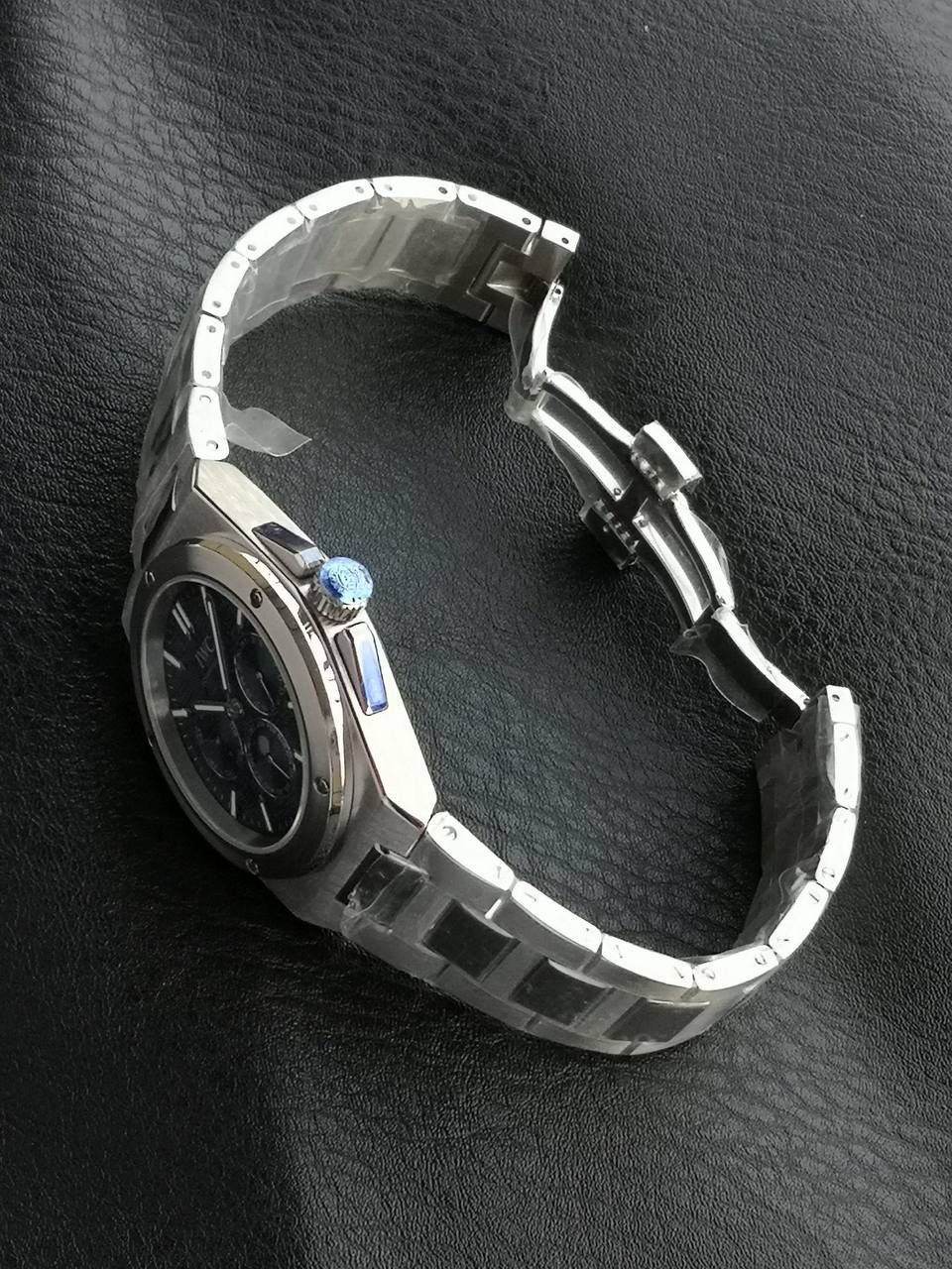 万国工程师系列万年历腕表，复刻界最复杂的腕表，所有功能同步原装，所有功能调节通过把头控制. 1⃣️【功能介绍】3点钟位置显示日历，9点钟位置显示星期，6点钟月份月相指针显示。 2⃣️【做工精细】外壳采用原版同样的三件套结构，中间拉丝，上下壳为抛光，镜面采用高成本的锅盖形蓝宝石，使其质感提升。 3⃣️【机芯性能】尺寸41.6mm,机芯采用天津机芯改82600，高效稳定，动力时间长达72小时以上，进行加装复杂的万年历模块，而且同步所有功能实现同步原装通过把头调节。 4⃣️【⚠️注意事项】由于万年历模块十分复杂在出货前都会调准时间，客户收到直接上链上手佩戴即可，⚠️请不要轻易乱调，由于机芯加装升级功能，调节需慢慢按调。