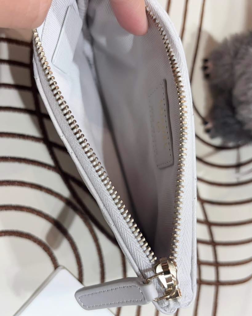Chanel Classic Zip Pouch grey荔枝牛皮 100%Authentic, Brand New 全新  ✅晶片✅Box