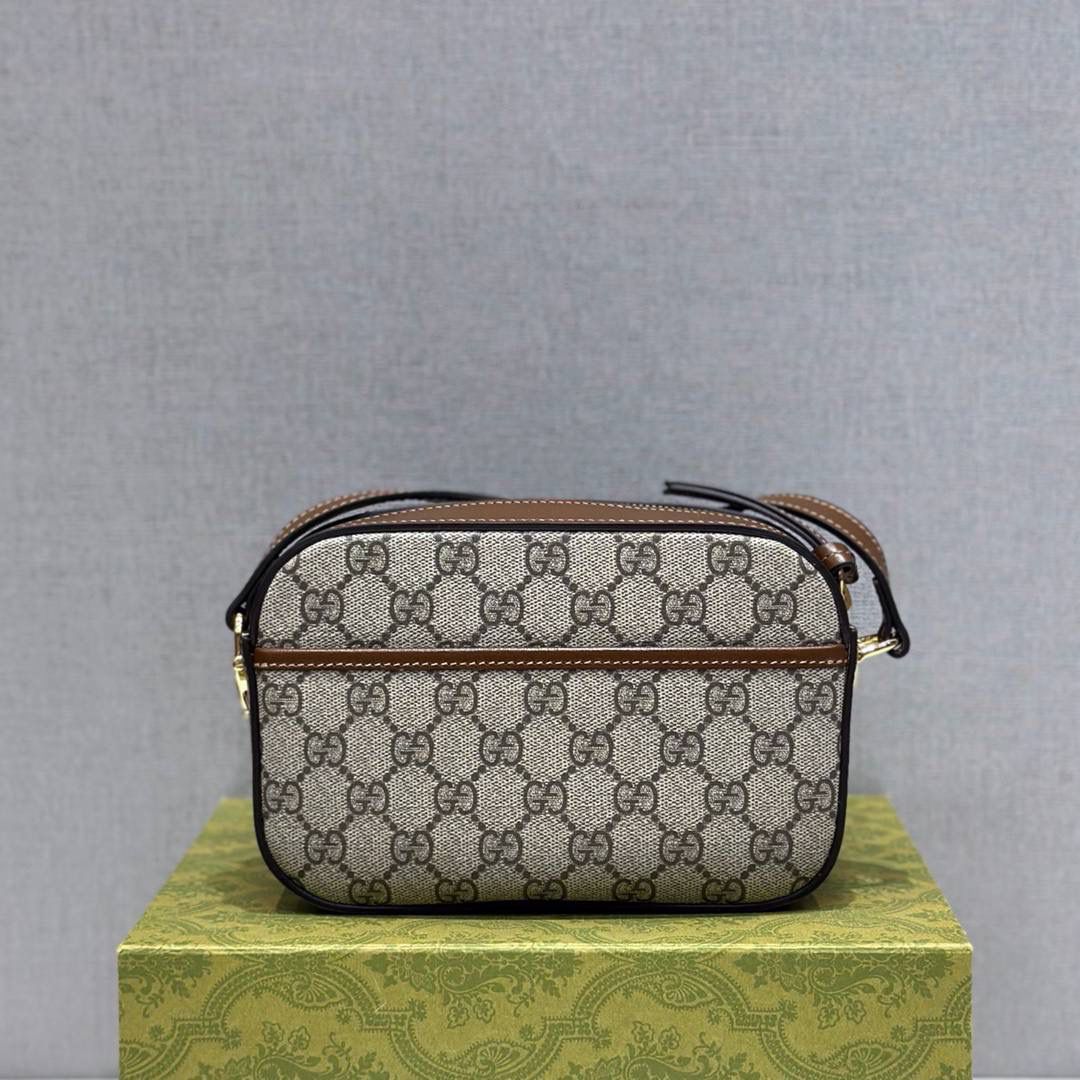 吐司🍞大爆款🔥 再来一组细节图；以表达我对他的强烈爱意，哈哈哈哈哈哈！Gucc1 horsebit 吐司包🍞(顶级原皮) 啊啊啊啊啊！！超级无敌大爆款！这应该就是我心目中的白月光， 实物是那种看到不需要犹豫马上就会买的， 相机包很多款，目前为止这个是我心目中的top 马衔扣元素和这个面料一直是我最爱的搭配设计 只是没有想到做成相机包可以这么可爱有趣 简简单单的造型却如此耐看且有那么一点高级感 跟其他相机包完全不一样！！反正这个我一拿到我就很爱很爱很爱！这个你们都可以入，必定会成为经典款！ 型号760196；尺寸20/13/6cm