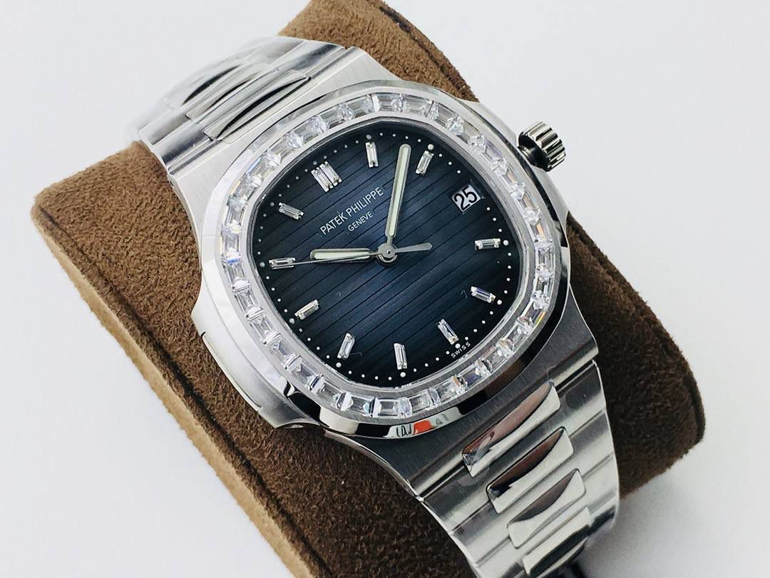 百达 翡丽 璀璨方钻亮相了[色]第一款真正意义上的超级鹦鹉螺，震撼来袭！ 1⃣️全新修正的不锈钢表带，铰链部分根据真正的百达 翡丽鹦鹉螺不锈钢表带拆解开发，和正品一致的贴合效果，逆袭之前所有副本！ 2⃣️铰链开合角度和正品一致，锁毕声音和正品相同！ 3⃣️重点指出此次V4版的面盘在采用与真品一致的覆荧光涂层金质立体时标，特别突出的“蓝魅”面无限接近原版！ 4⃣️机芯方面是全新订制的修正版的一体芯Cal.324机芯，是目前唯一做到机芯的钢印与正品一样的雕刻工艺。