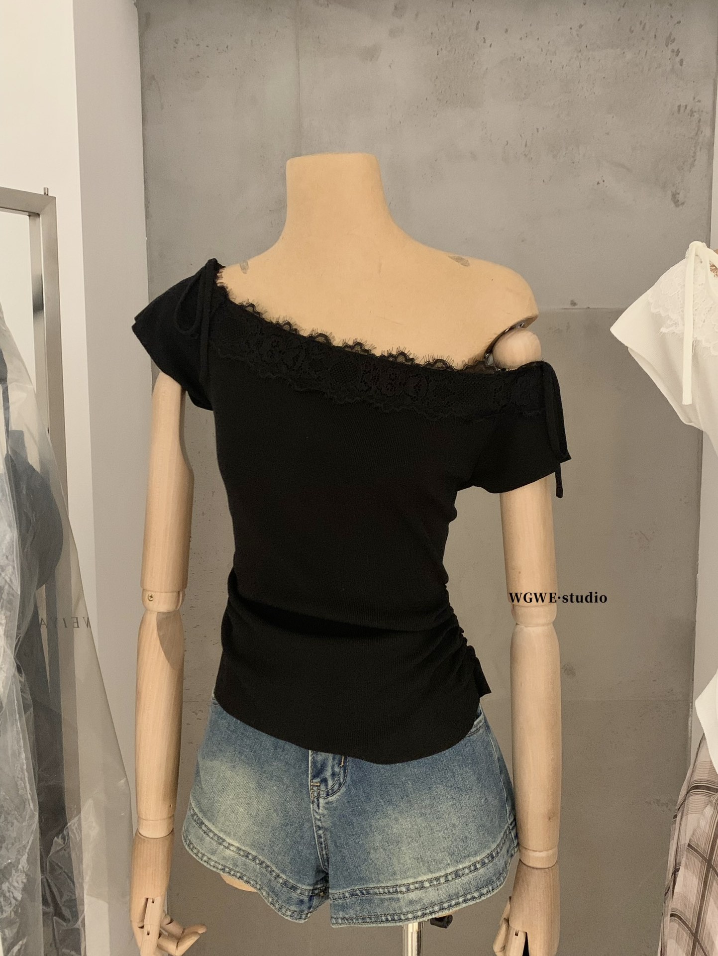 1794 Black tie-strap top | 黑色绑带露肩上衣