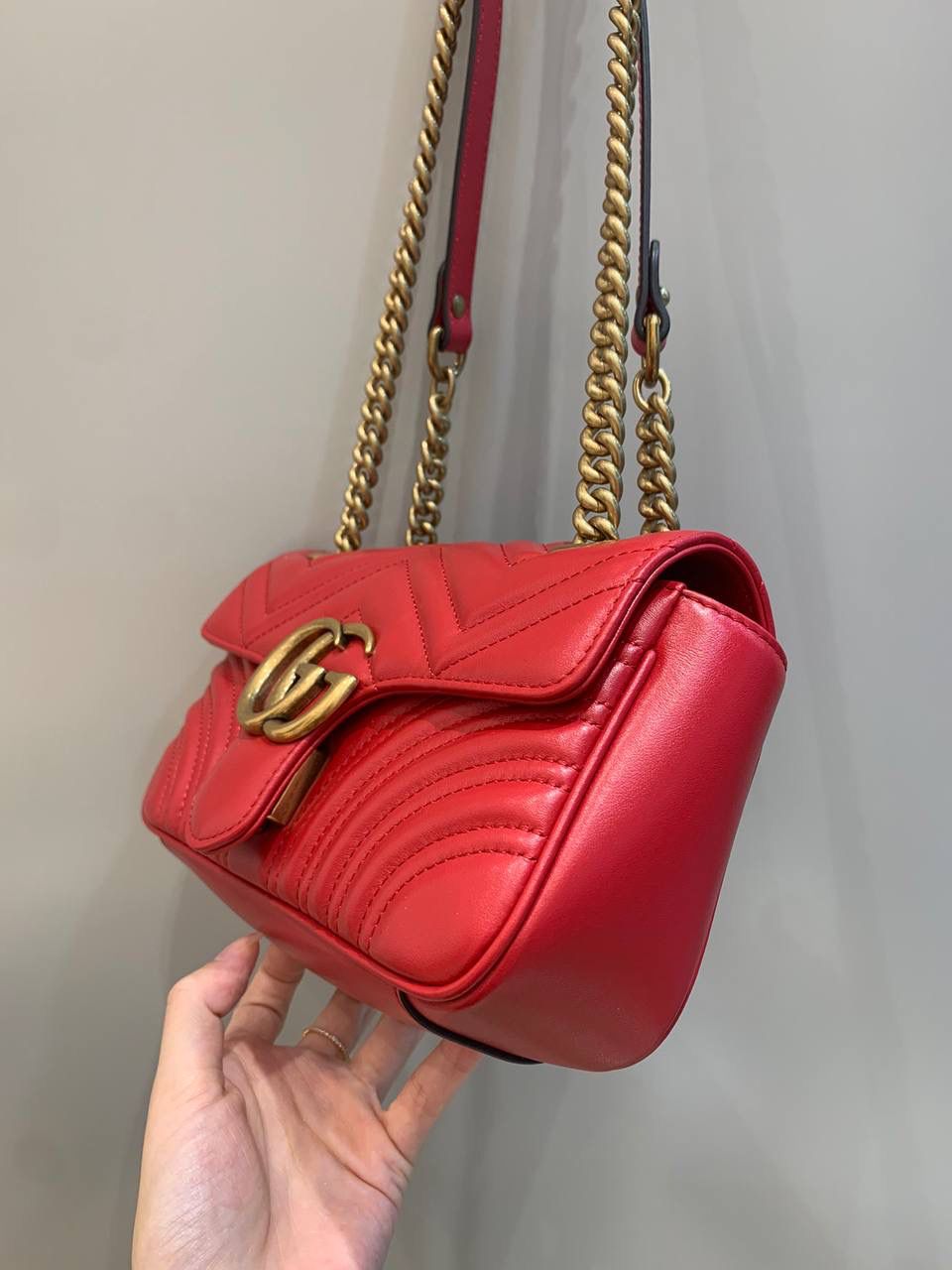 新背景实拍正品级 。经典款金扣红色22cm‼️ 最经典的款式来了，真的卖一百年都不会烂的款式，金色五金，最经典的搭配，红色很好看，也是非常喜庆的颜色，很正点的红，不会俗气‼️ 型号446744；尺寸22/13/6cm