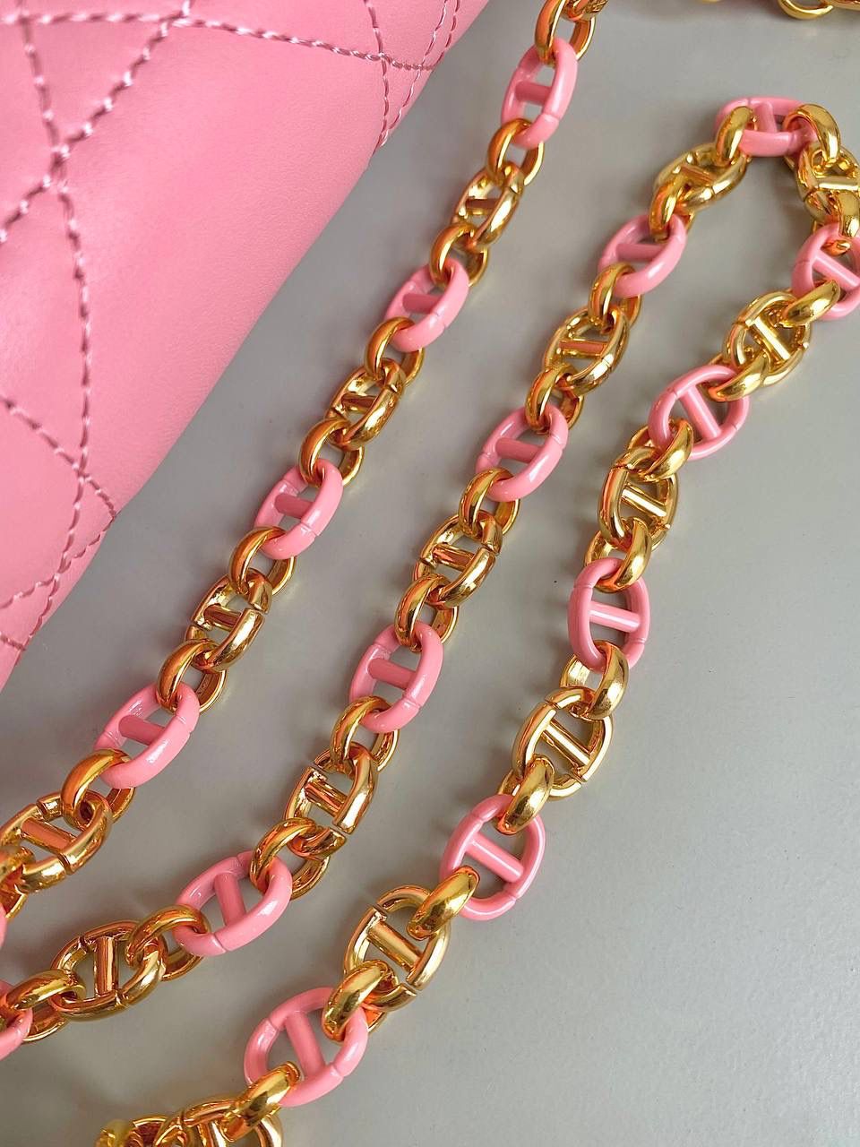 🈶浅粉，迷你 𝗗𝗜𝗢𝗥 𝗠𝗶𝘀𝘀 𝗰𝗮𝗿𝗼链条手袋 开挂啦开挂啦！！火爆全网 不出意外夏天最爱的一只小包了 还是经典的藤格纹标识，真是百看不腻 金属链环和与皮同色系珐琅扣链环交替肩带 完全神一般的存在，可爱可盐，颜值太顶啦 内隔层容量日常足够了，斜挎/单肩/腋下都可 极简的法式浪漫松弛感直戳心脏，不挑人，冲！ 17.3×13×7.5cm，#💰115053m