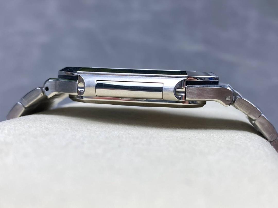 PP+ 百达翡丽 方形 新系列CUBITUS 5821腕表 亮点特色：1️⃣机芯:搭载定制9015改Cal.26-330 SC一体机，调时不停秒，调时不停秒，摆轮位置均与正品一致，自动上链机芯。2️⃣钢带:316L定制级人体工程学表带，新扣款式。3️⃣表壳:尺寸45毫米厚度仅8.3mm，为表壳对角线长度(即10点位至4点位),因为表壳近似于方形，上下边的宽度会小于这一数值，所以视觉效果并不是很大。 搭配上，5821属于运动风格腕表，日常搭配正装和休闲风格也可以。