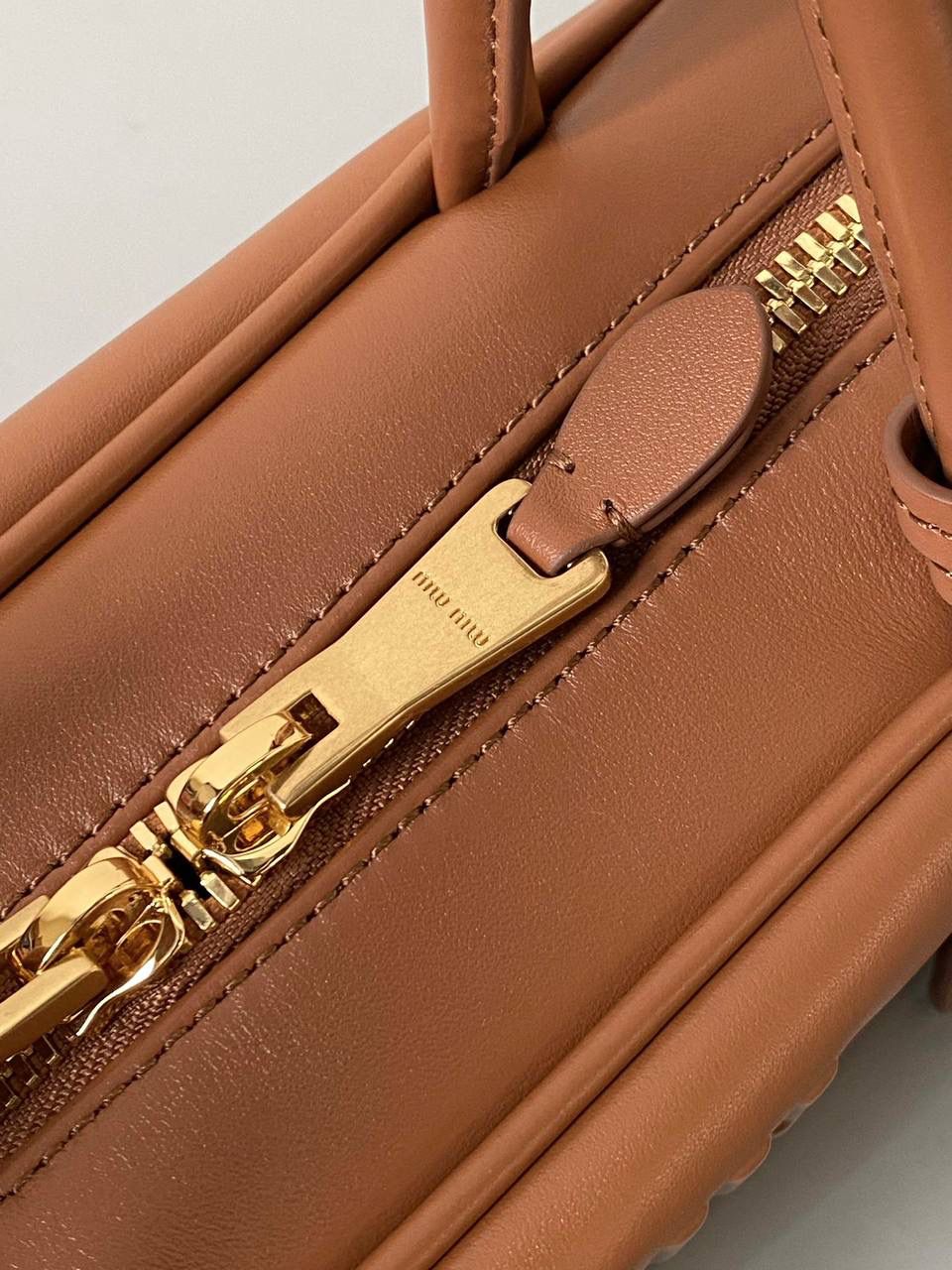 🈶干邑色 𝗠𝗶𝘂𝗠𝗶𝘂保龄球| 吊饰版 说是公文包.更是保龄球！ 虽倆者都早已大火全网时髦圈哈哈 今年这只长手柄保龄球能买到就是赚到咯！ 细长的手柄整体更秀气了 还送了一串吊饰 是一把锁头还有一个爱心， 上面都有logo刻印很精致也很厚重 宝子们再也不愁买挂饰啦！ 28×11.5×8cm #F0010m