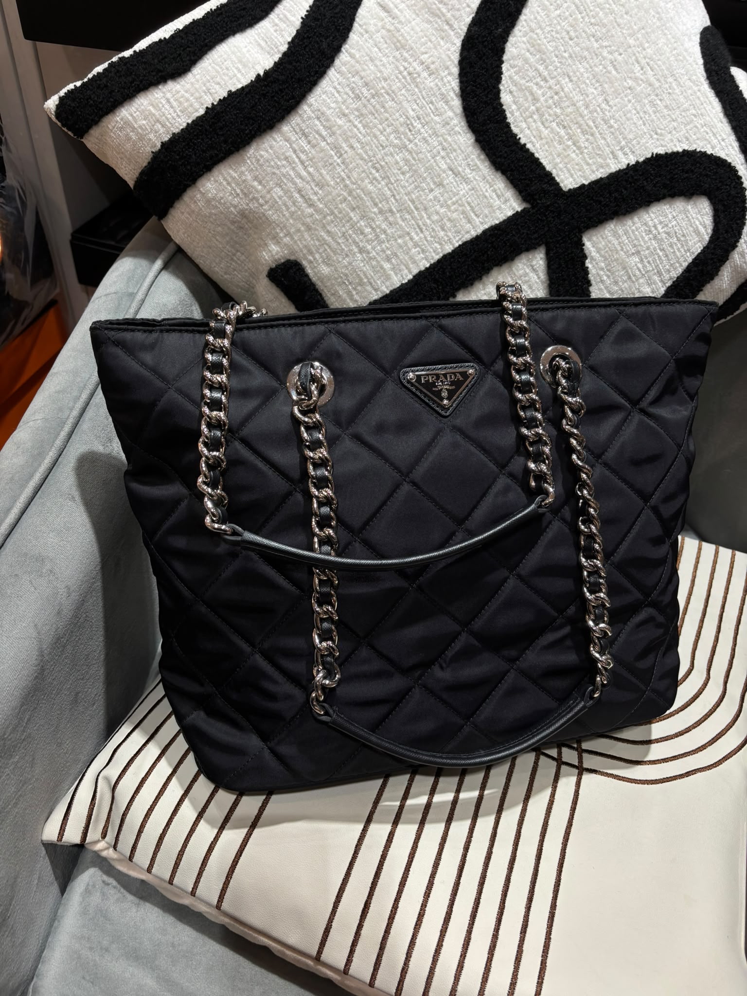 Prada nylon zip shoulder bag 拉鍊tote bag 100%Authentic ,98%new✅dust bag