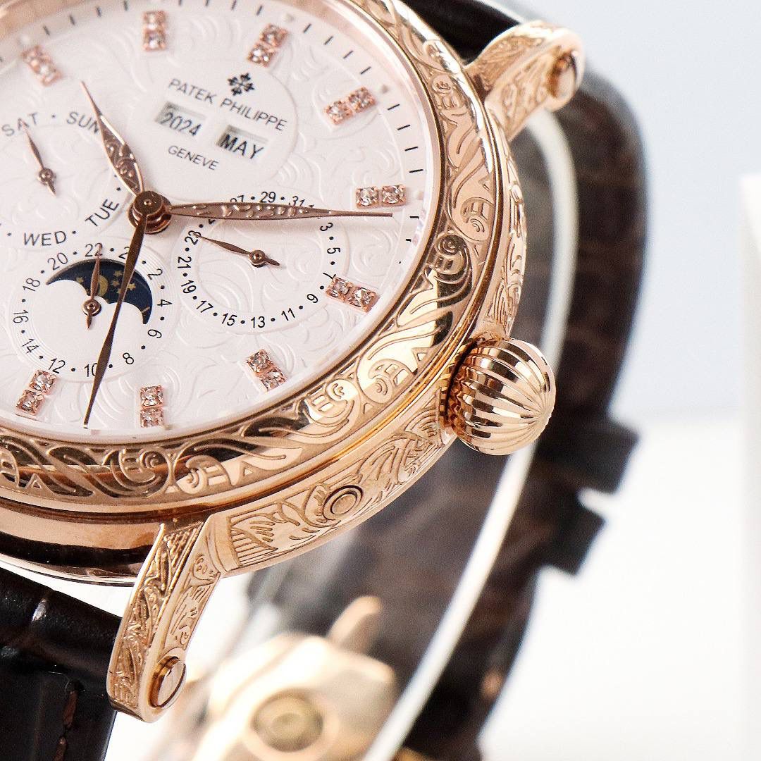 【铁划银钩 苍劲有力】高颜值新品 古朴。复古。精湛的工艺！ 年度最佳典藏之作——百达翡丽古典超级复杂多功能 万年历功能腕表 团队历时两年多精心设计，不计成本，敢为人先，力求完美，克服重重难关，突破多层技术瓶颈，机芯型号为CH 29-535 升级版，质量稳定！【表带】经典意大利小牛皮表带，纹路清晰，质感好。搭配圈市面最顶级的百达翡丽灯笼表扣，通用原装无压力。 优雅的Calatrava雕花表壳极具个性，42毫米的表径适配大众男性手寸，与专柜一致，非常商务可亦休闲。